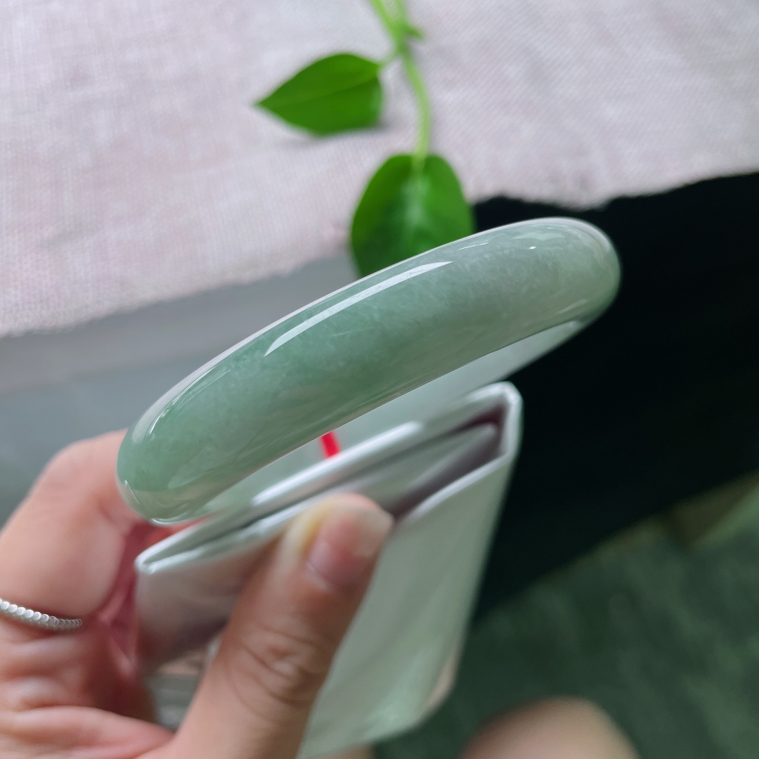 58.5/13/8.2，绿底正圈，水头好，丝丝缕缕飘花点缀，沉稳又不失庄重，无裂，ss54223a