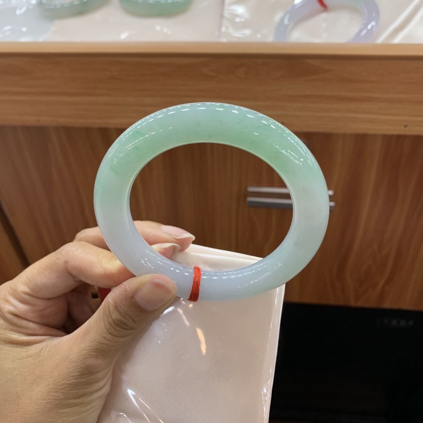 飘绿圆条翡翠手镯 58-12.2-12