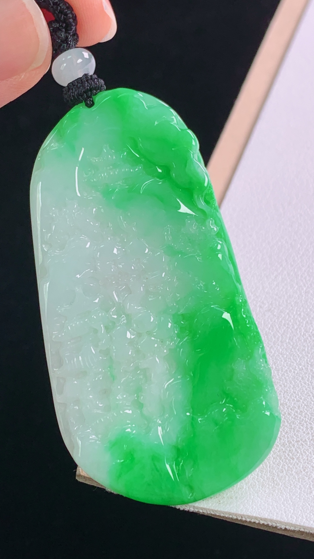 ️阳绿山水牌 色泽艳丽，雕工精湛，无裂 尺寸:61.5-32.0-5.7mm 7