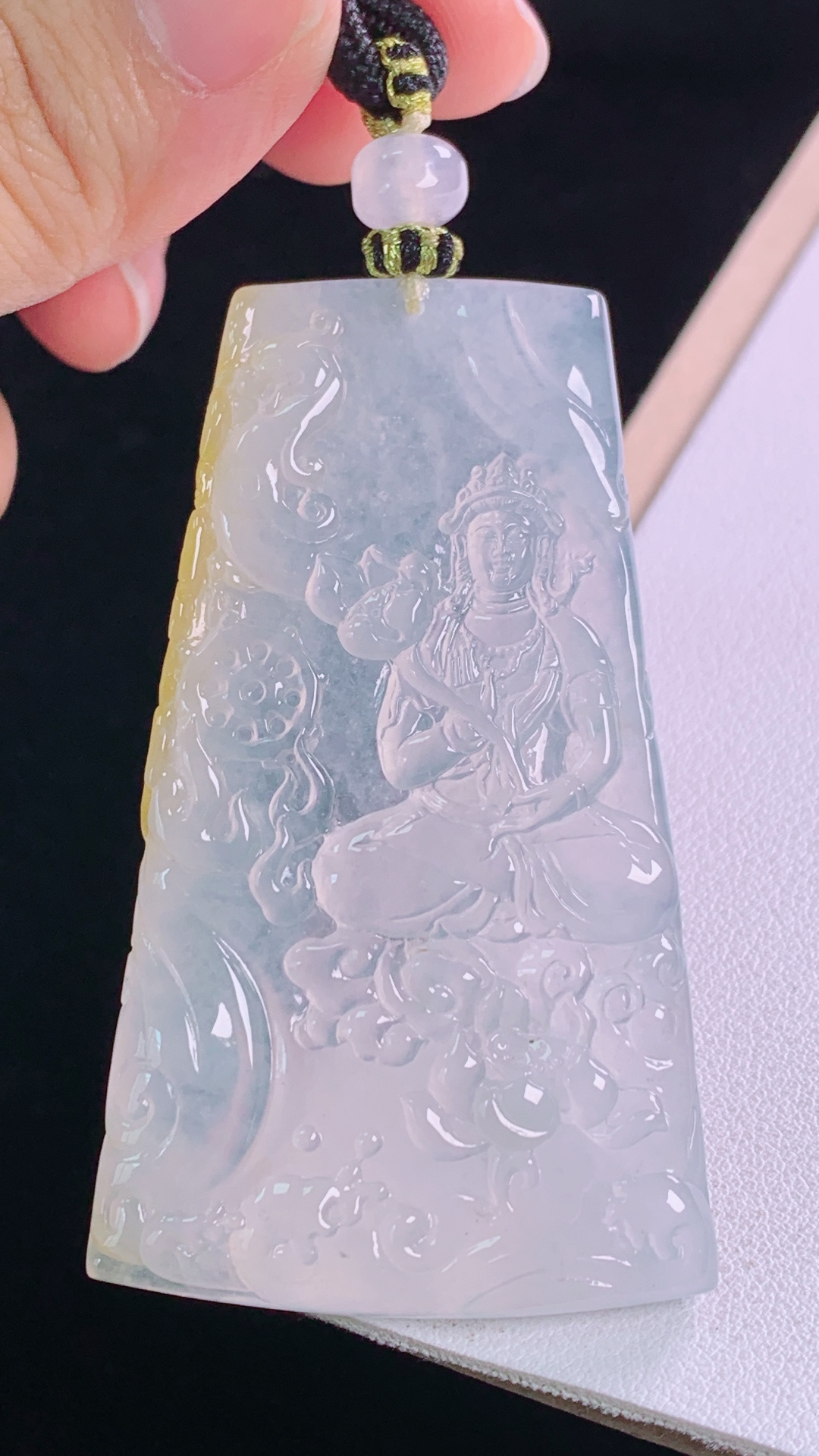 冰黄大势至菩萨 天然黄翡，冰透起光，无裂 尺寸:64.6-38.0-5.6mm 7