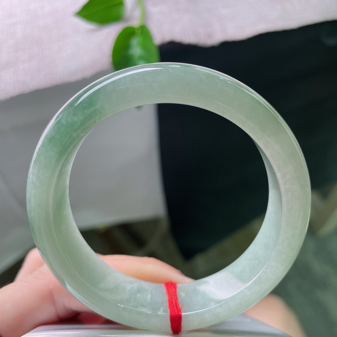 54.5/15.1/8，浅油绿正圈，宽版轮胎镯，大气端庄，水头好，种老，无裂，ss53219a