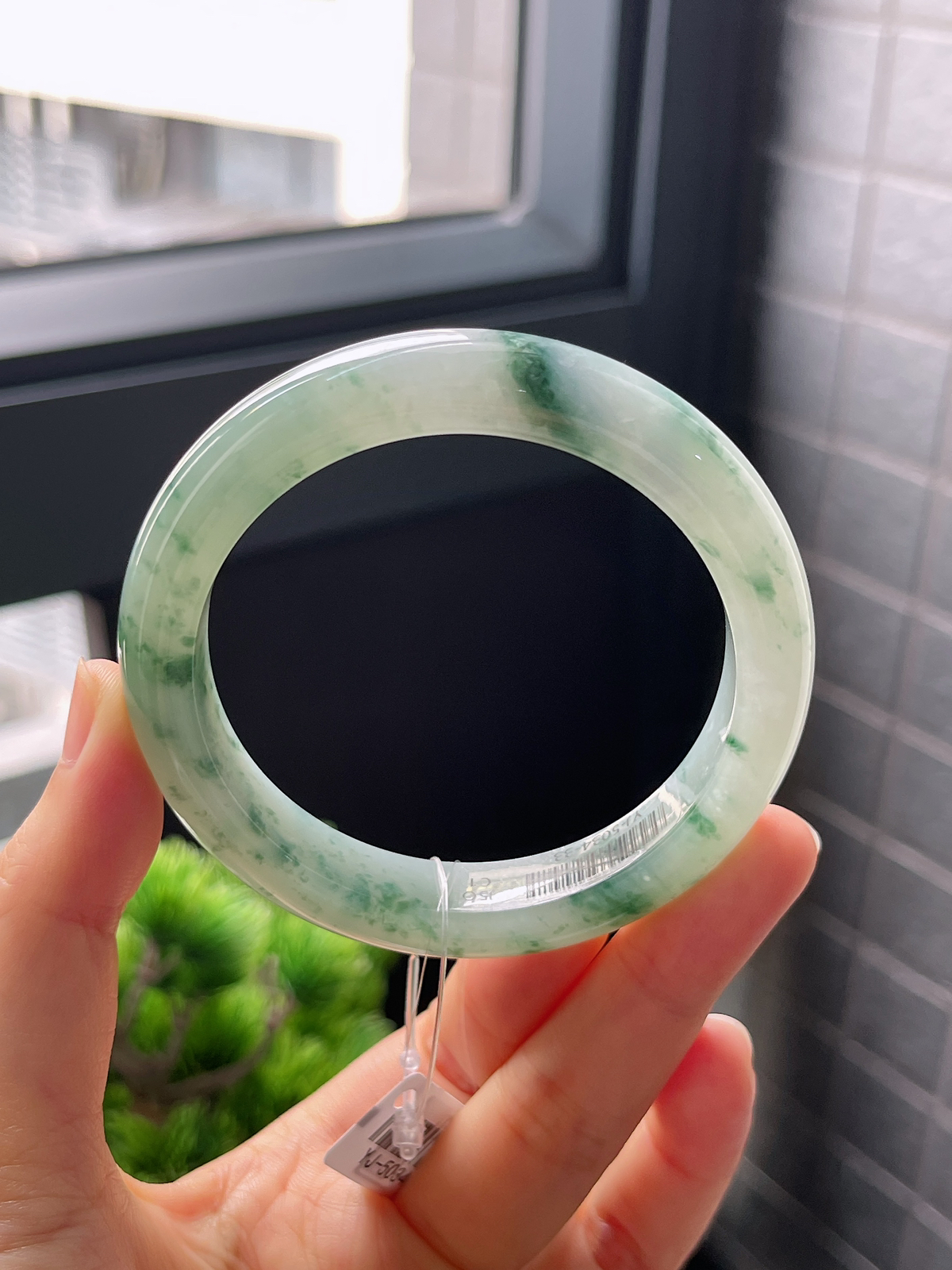 正圈55圈口，翡翠冰糯种飘绿手镯