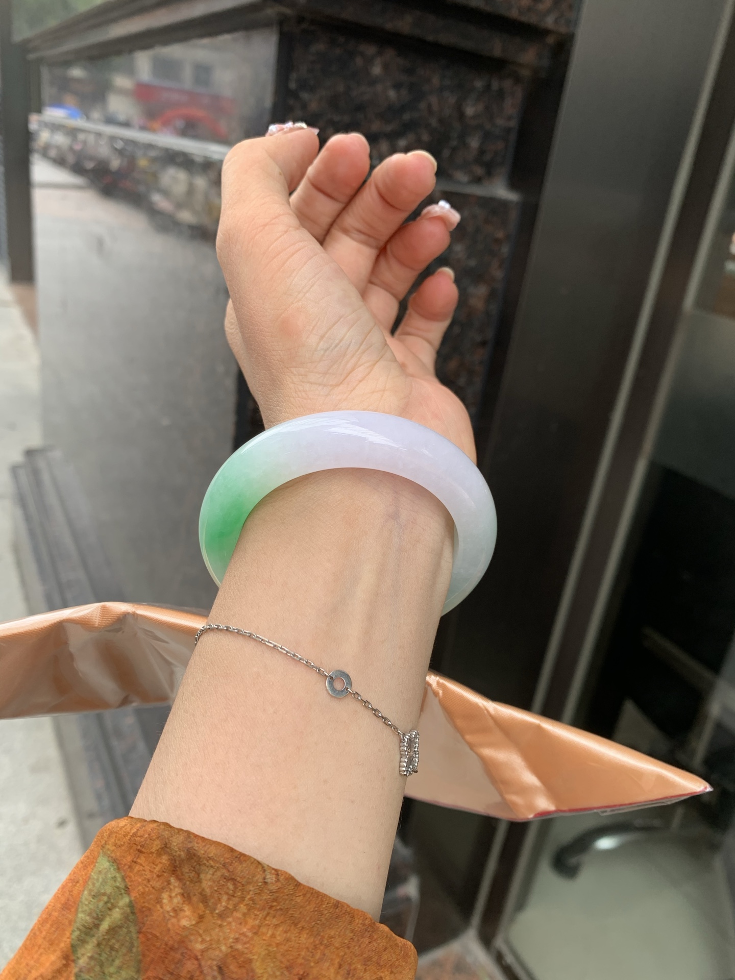 春彩正圈 51.7-9.4-12.1 0610-37054 打灯细纹，一抹阳绿花碰上梦幻般的春，像是融化了的春天，所有的美好交织在一起，让人心生宁静而淡淡的欢喜。