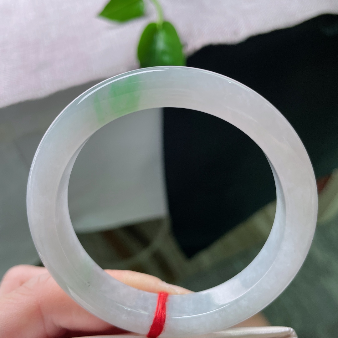 55.6/11.5/8.9飘绿正圈，水润细腻，种水十足，一抹翠色，贵气，有纹，ss53777a