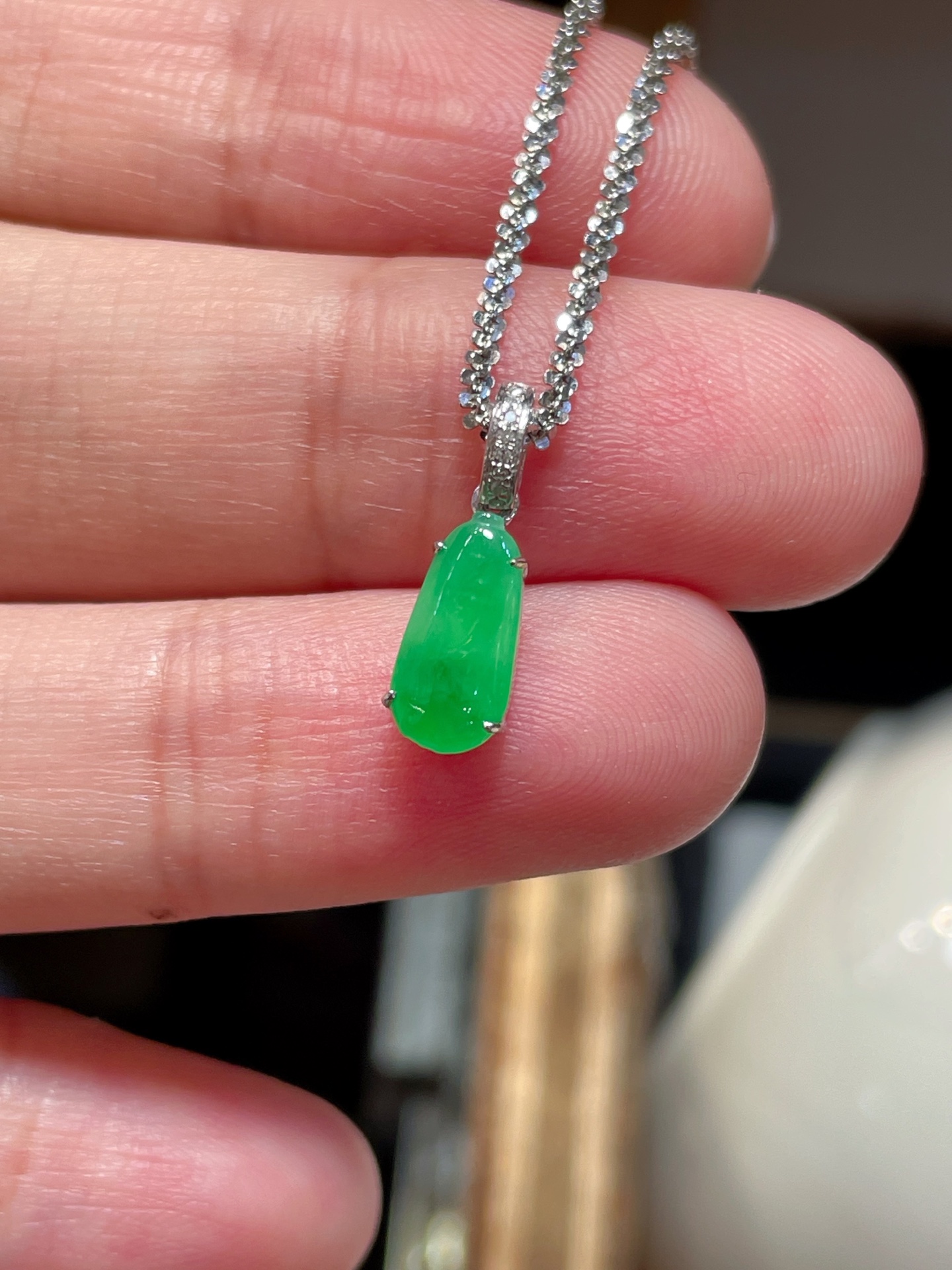 ️ 翡翠阳绿福瓜扣吊坠，光感强烈 冰种阳绿色，满绿，料子水润通透，种老起光。 18k镶，佩戴效果佳，9.7-4.7-2