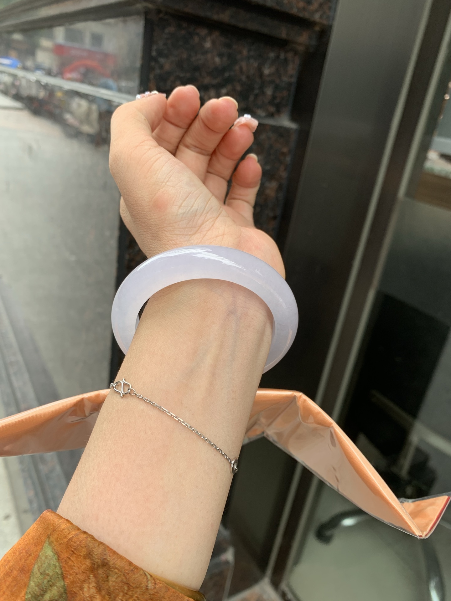冰粉正圈 54.7-9.3-11.5 0610-N954 无裂，打灯棉絮，底妆冰润，淡淡粉紫，清透飘渺如雾般连绵，水光流转的美貌紫镯绝妙冰透，醉卧水云间，氤氲诗意的美跃然于手腕之间