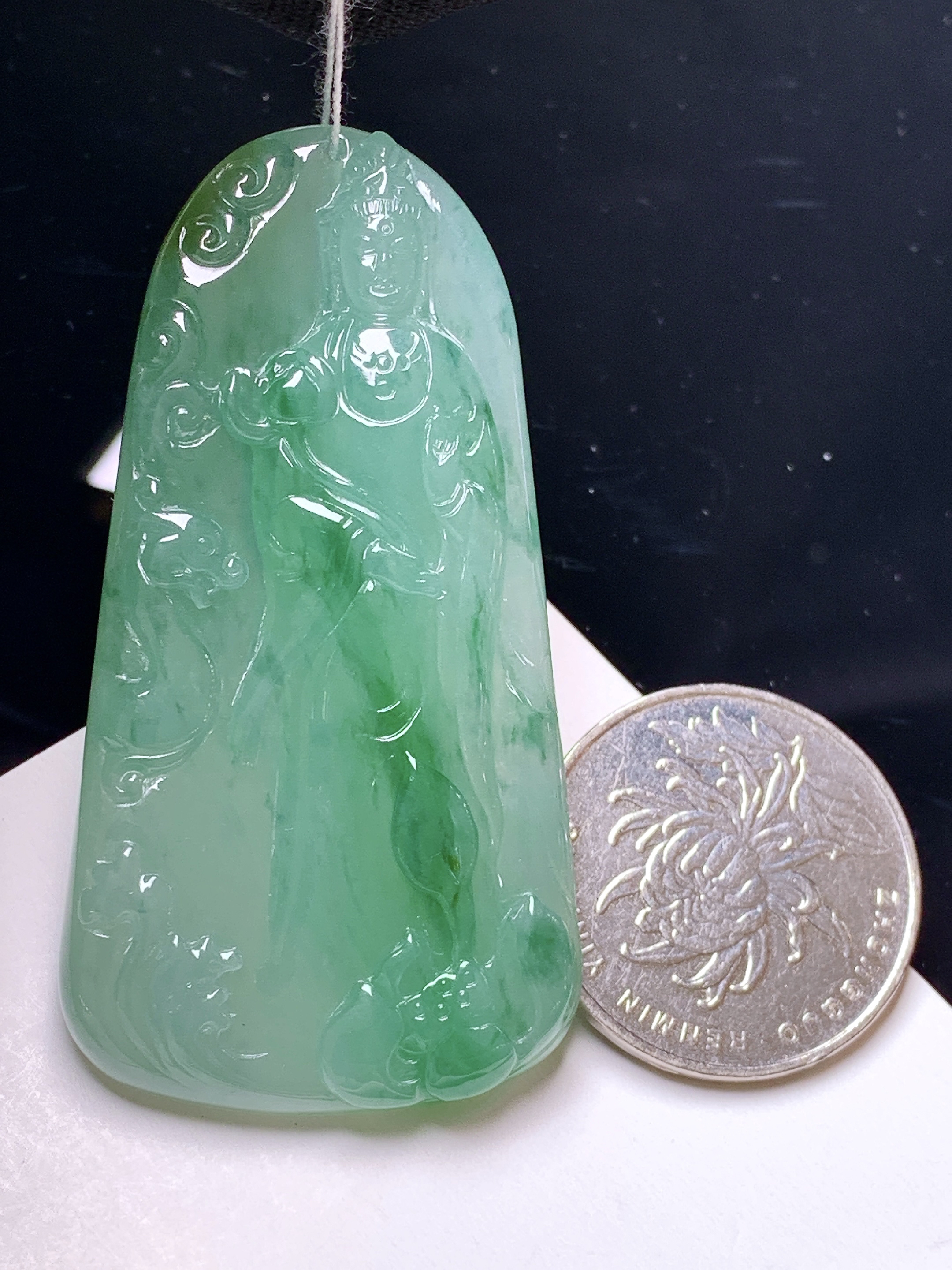 飘绿观音菩萨吊坠 玉质细腻 色泽艳丽清新 整体尺寸64*36*10.6 d1
