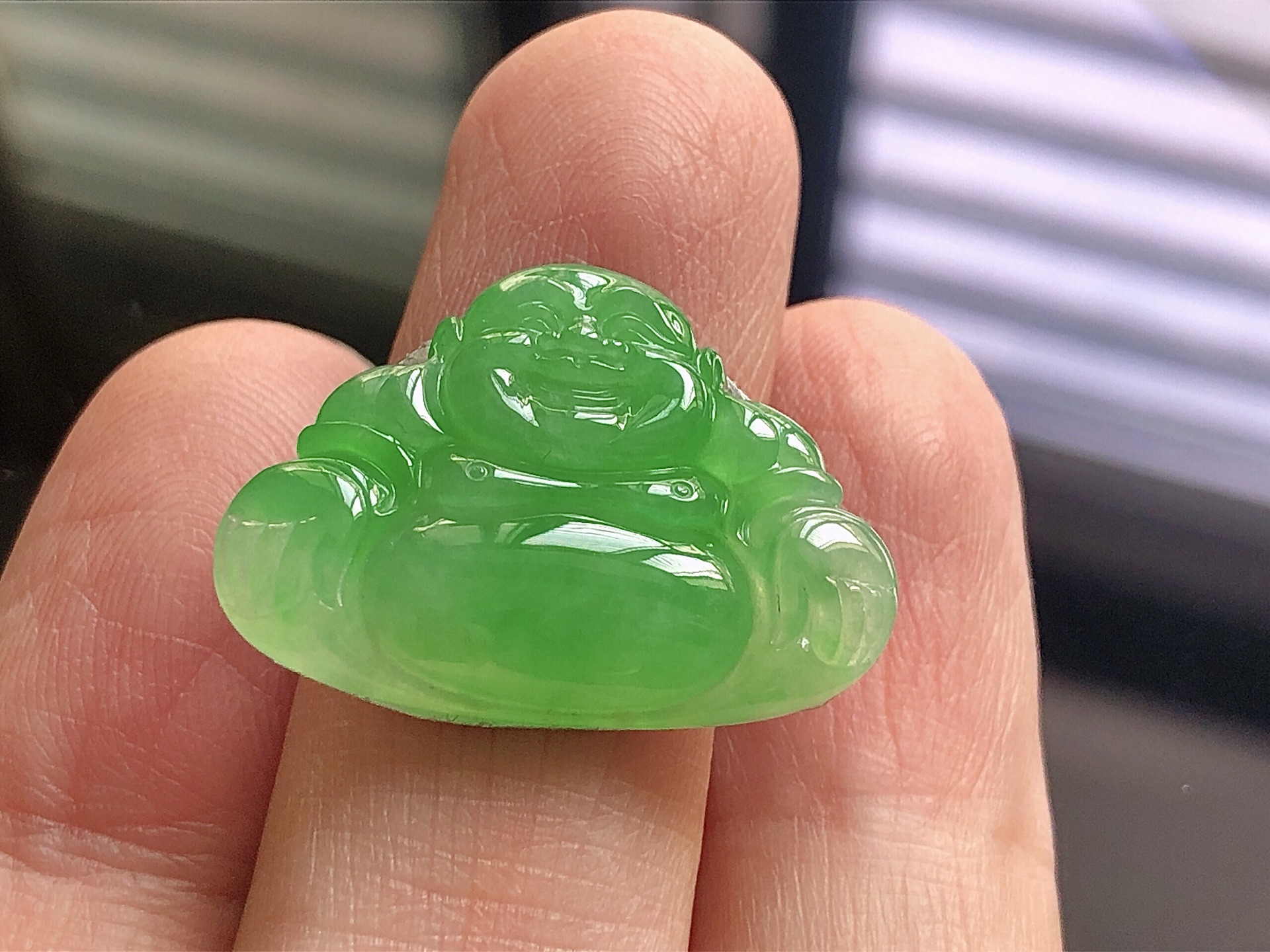 ️ 冰种阳绿佛公， 色泽艳阳，通透水润，玉质细腻，夺目迷人，雕工精湛，面相慈祥大气，品相，无裂，尺
