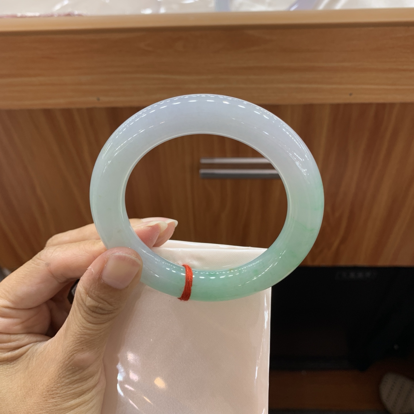 飘绿圆条翡翠手镯 58-12.2-12