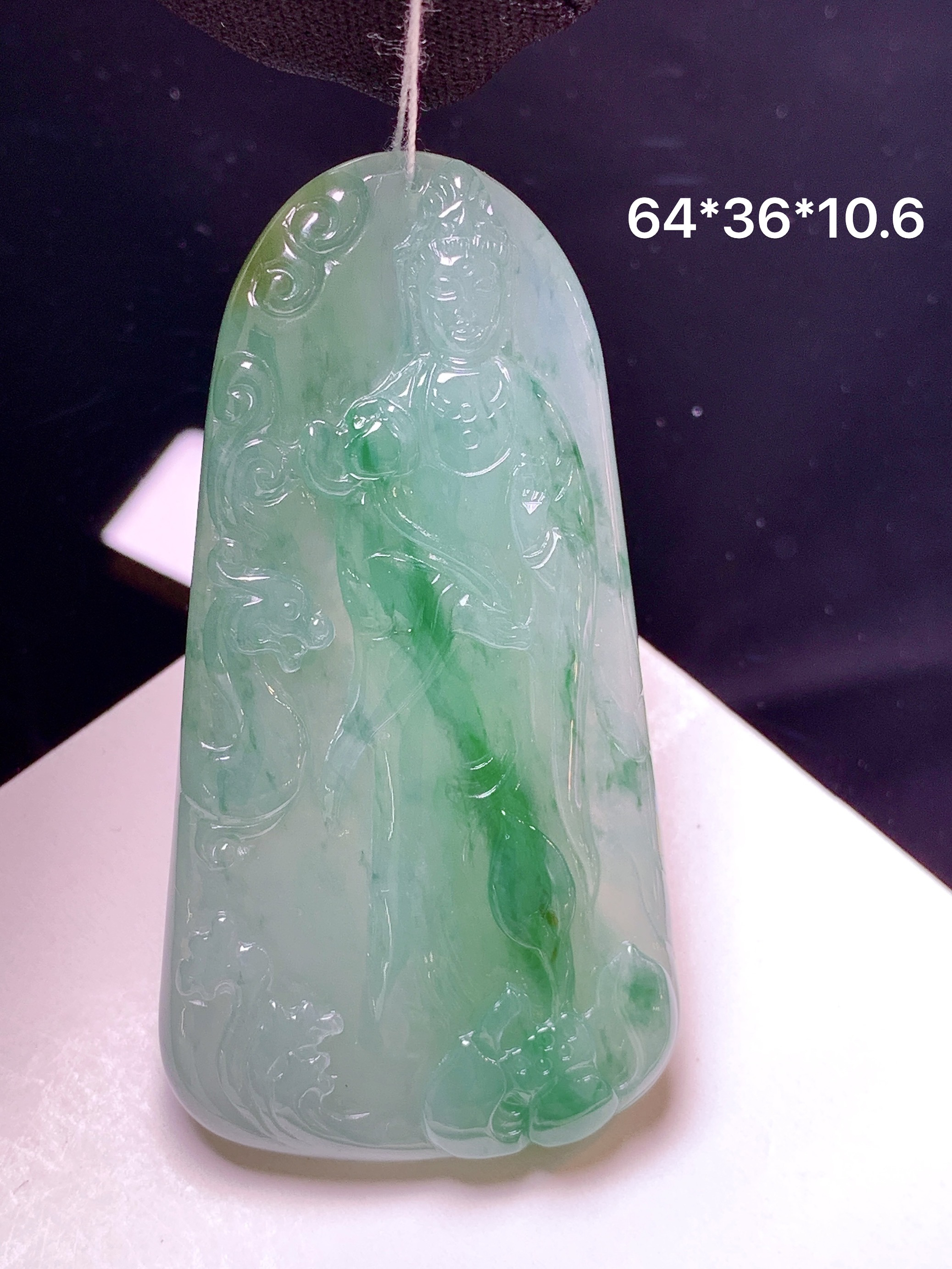 飘绿观音菩萨吊坠 玉质细腻 色泽艳丽清新 整体尺寸64*36*10.6 d1