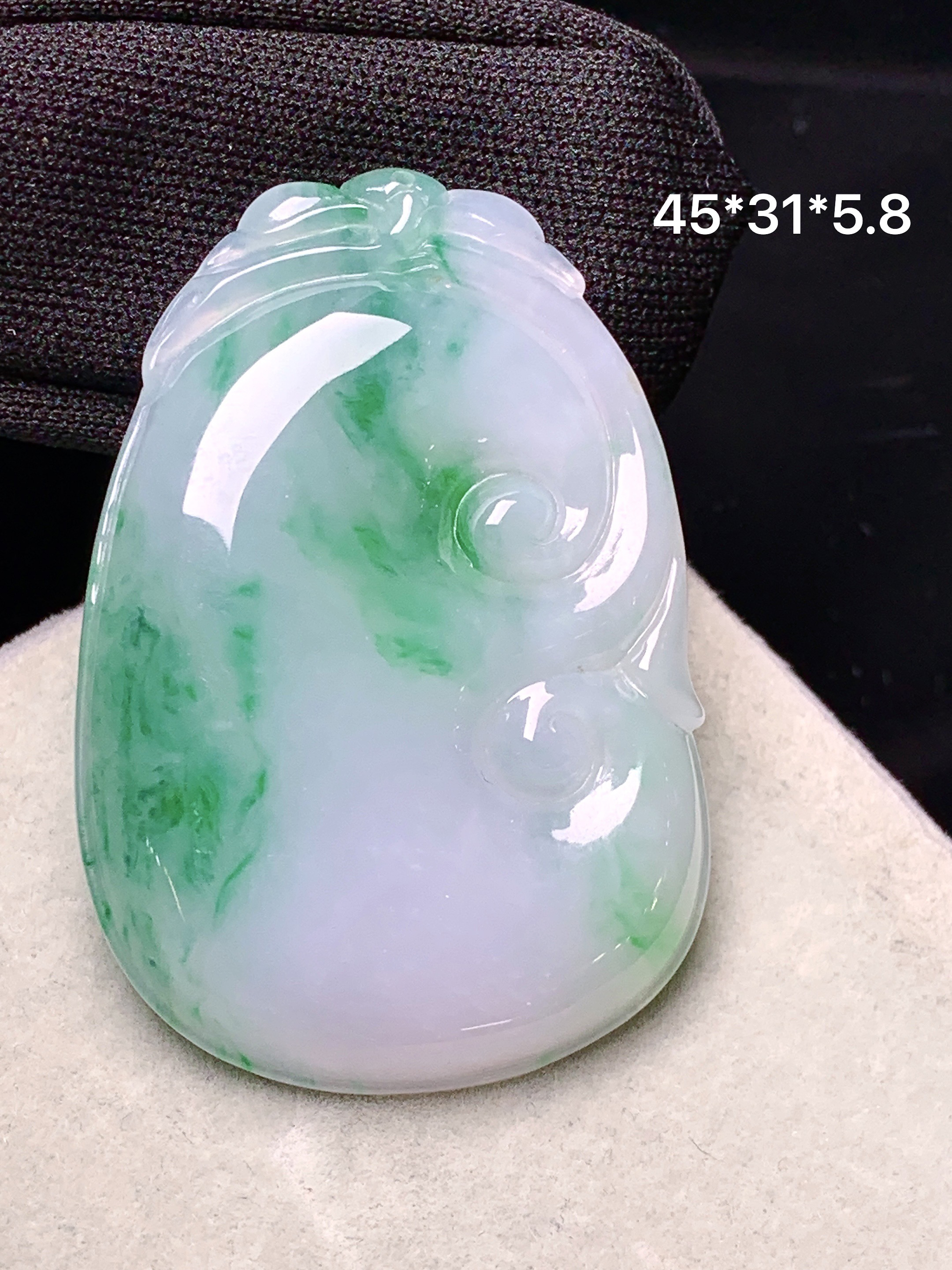 飘绿如意吊坠 玉质细腻 色泽艳丽清新 整体尺寸45*31*5.8 f4