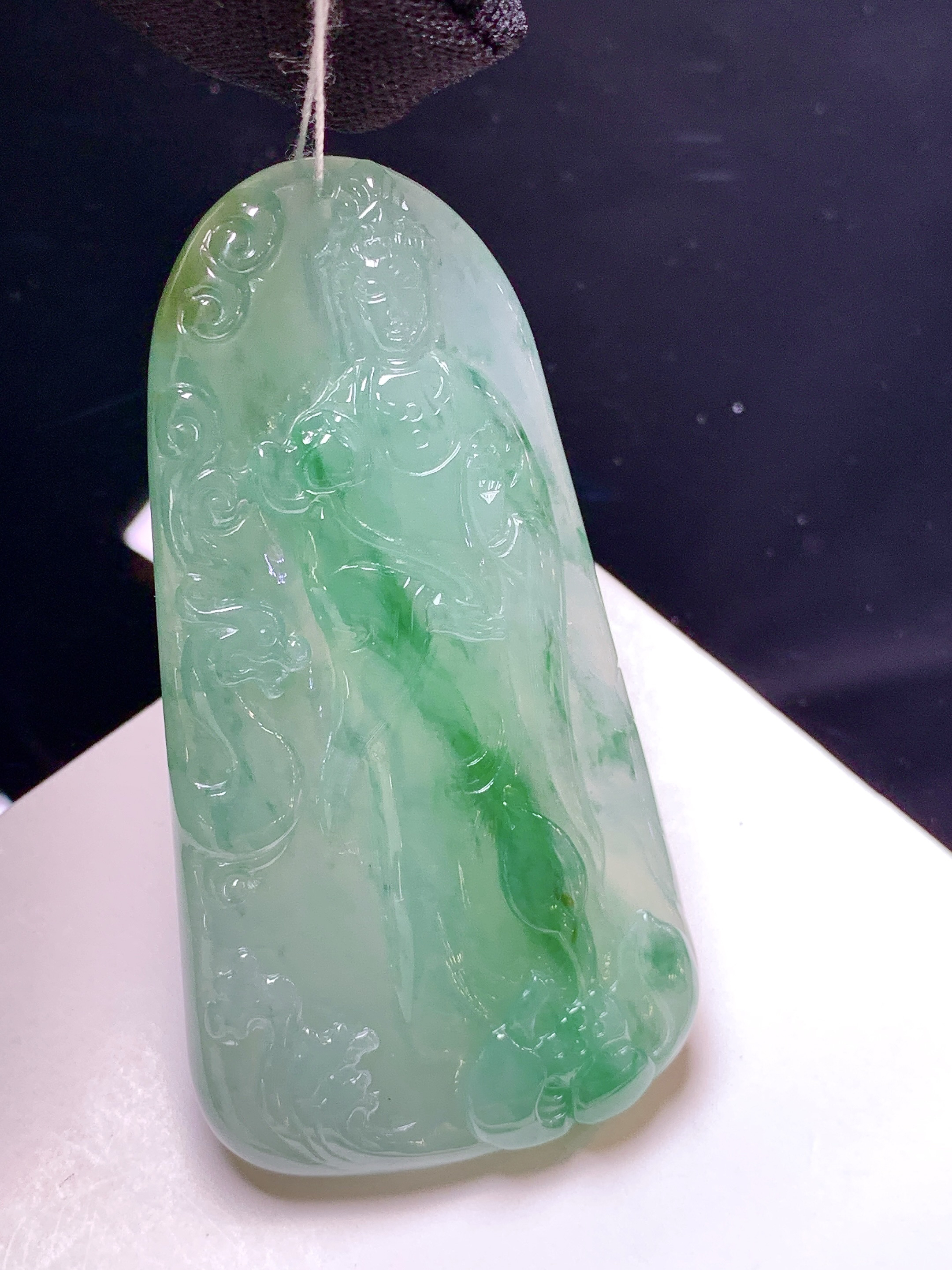 飘绿观音菩萨吊坠 玉质细腻 色泽艳丽清新 整体尺寸64*36*10.6 d1