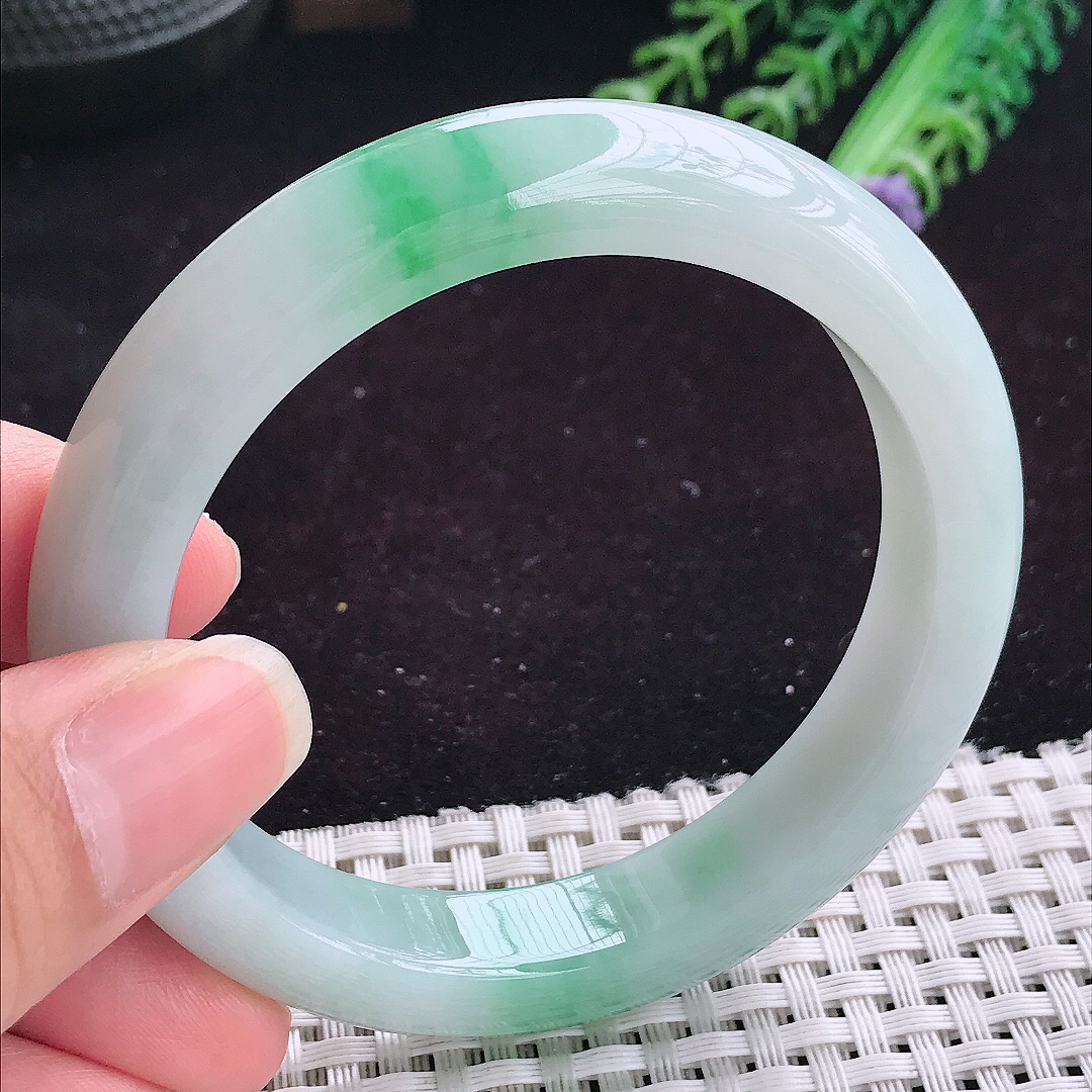 实拍A货翡翠56.8/11.9/8.8老坑精美问润飘阳绿手镯平安镯翡翠玉镯美人镯