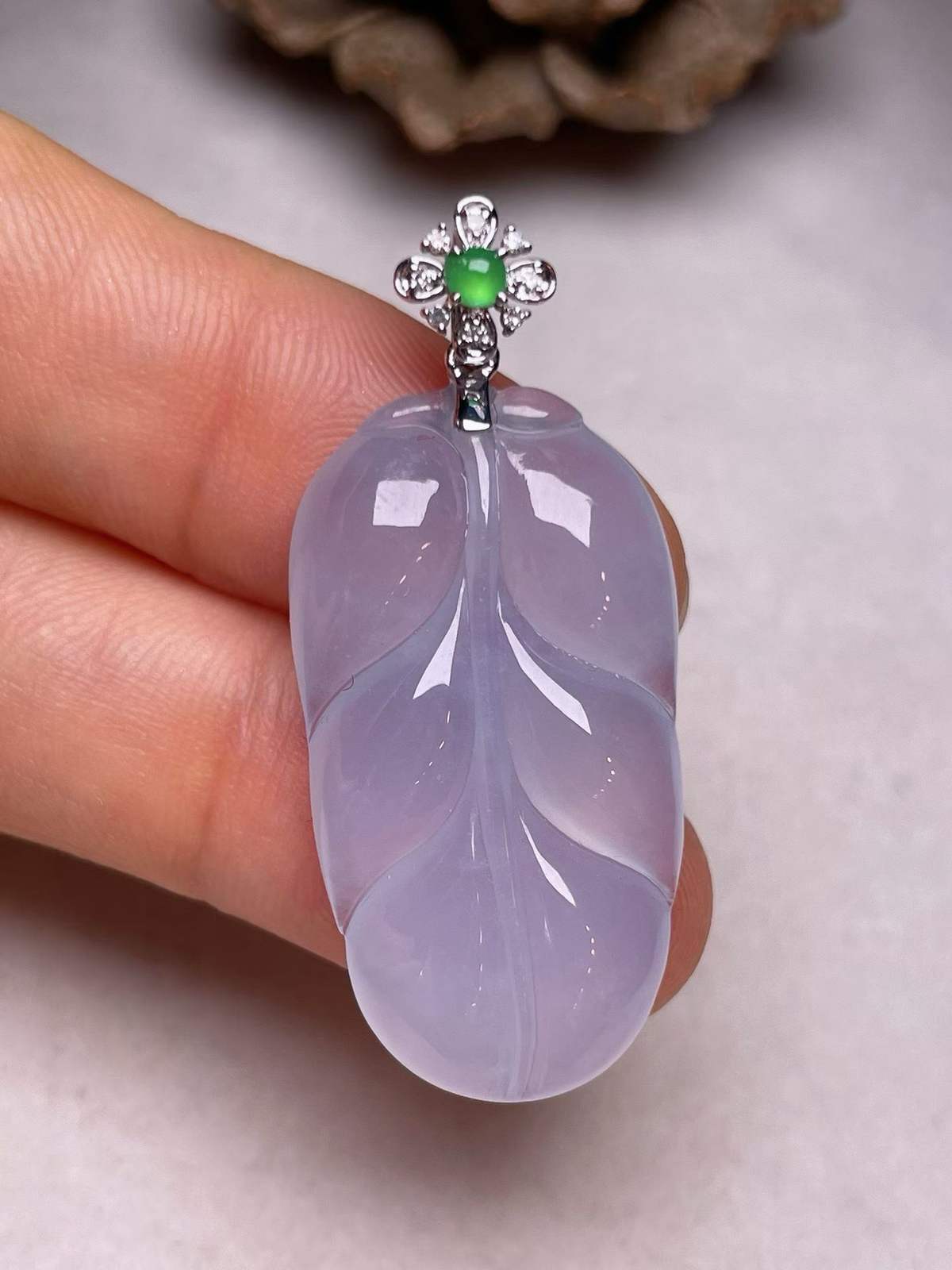 冰种淡紫叶子吊坠，真金真钻镶嵌，种水好，玉质细腻 .裸石尺寸 32.0*17.0