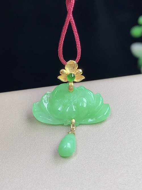 18k金镶满绿一品清莲，无裂，尺寸7.9-15.9-3.3mm，L10xqa8
