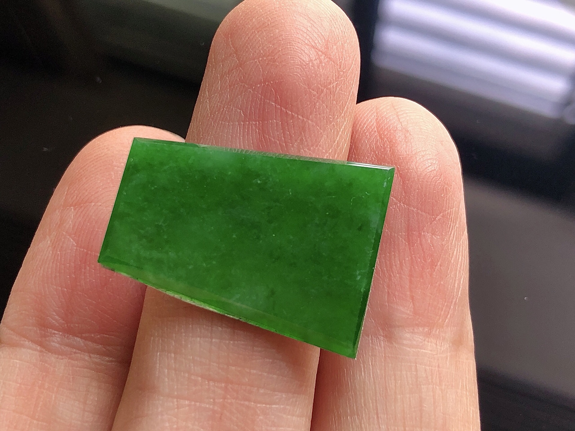 ️ 满色平安牌， 色泽极美，通透水润，玉质细腻，夺目迷人，镶嵌效果，品相，无裂，尺寸24.5*18