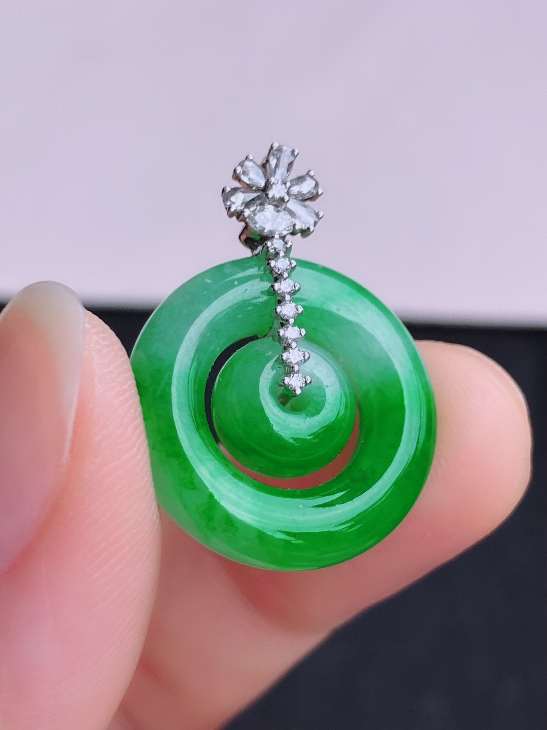 阳绿平安扣，色美清爽，尺寸26/19.3/5/自然光实拍