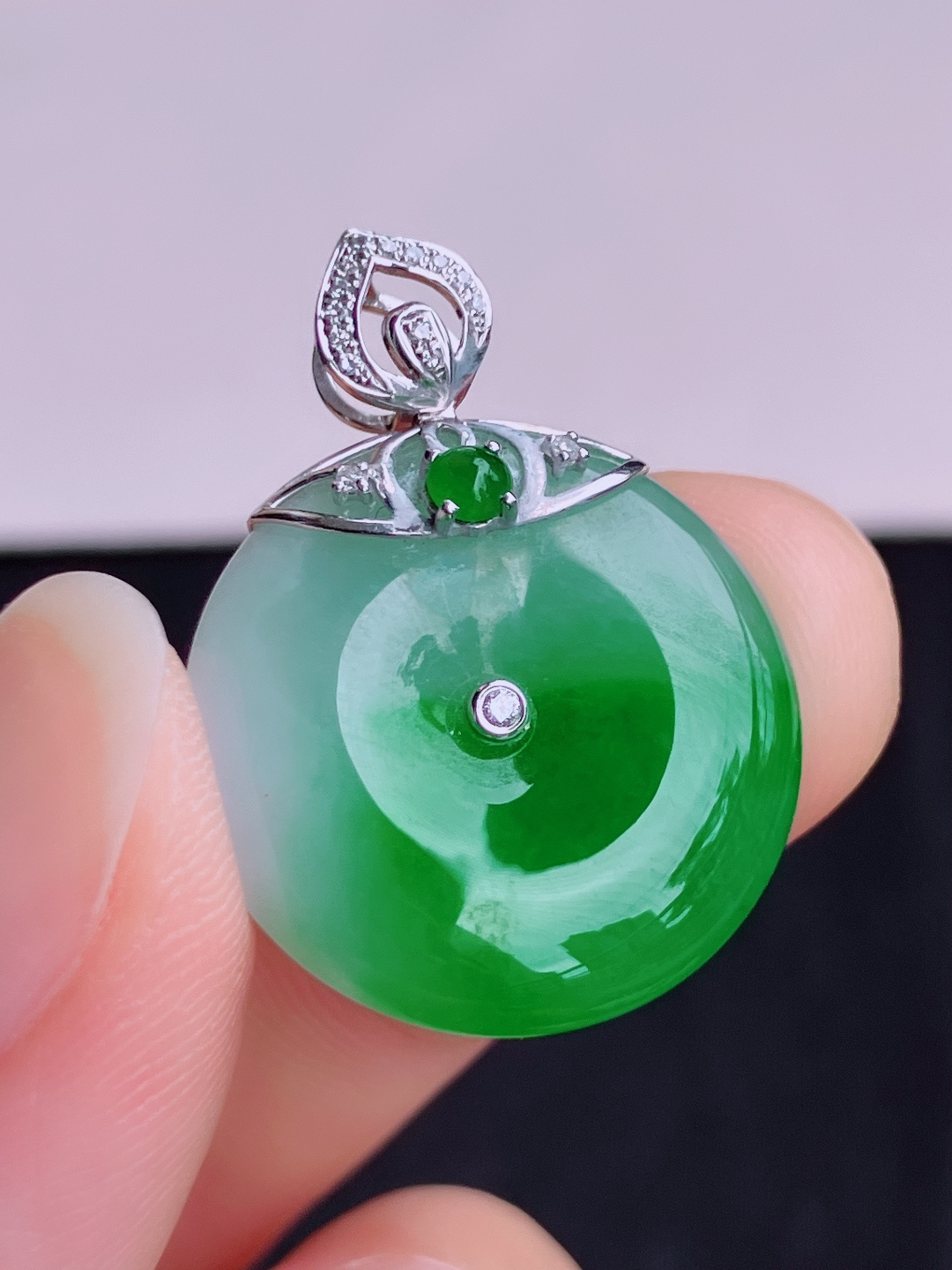 翠绿平安扣，色美清爽，尺寸26/20.8/5/自然光实拍
