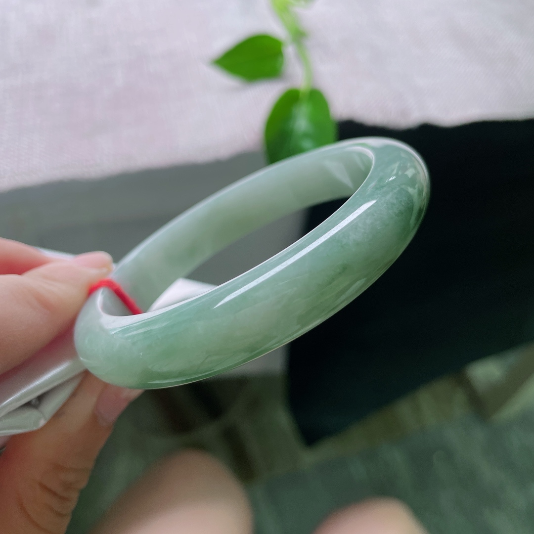 57.7/12.1/7.6，飘花正圈，肉质细腻干净，水头足，种老，沉稳内敛，无裂，ss54227a