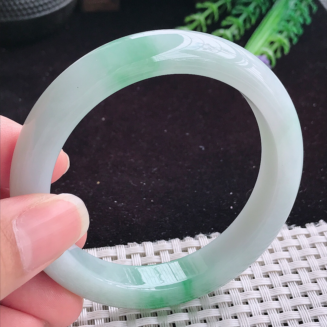 实拍A货翡翠56.8/11.9/8.8老坑精美问润飘阳绿手镯平安镯翡翠玉镯美人镯