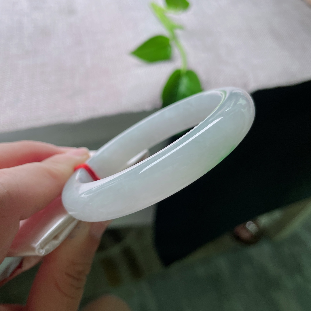 55.6/11.5/8.9飘绿正圈，水润细腻，种水十足，一抹翠色，贵气，有纹，ss53777a