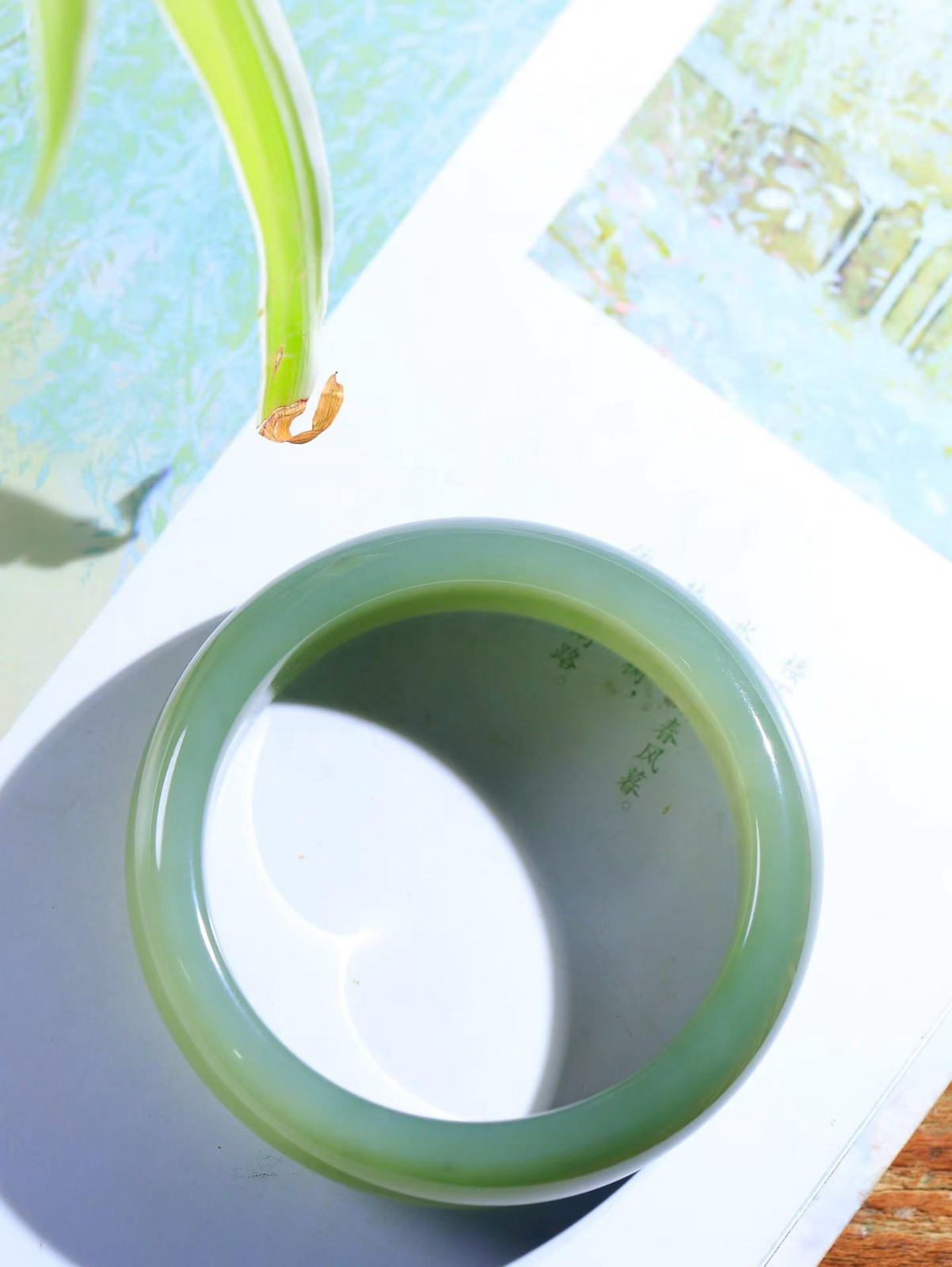 （柔情似水.手镯）

精品和田玉手镯，玉质温润细腻，镯型饱满圆润，优雅知性，姽婳于幽静兮，又婆娑乎人间，经典款型，古朴典雅。极具灵性，腕间风情，风姿卓越。 重87.48克   内径57.5mm尺寸19-9mm    FDA-36601026