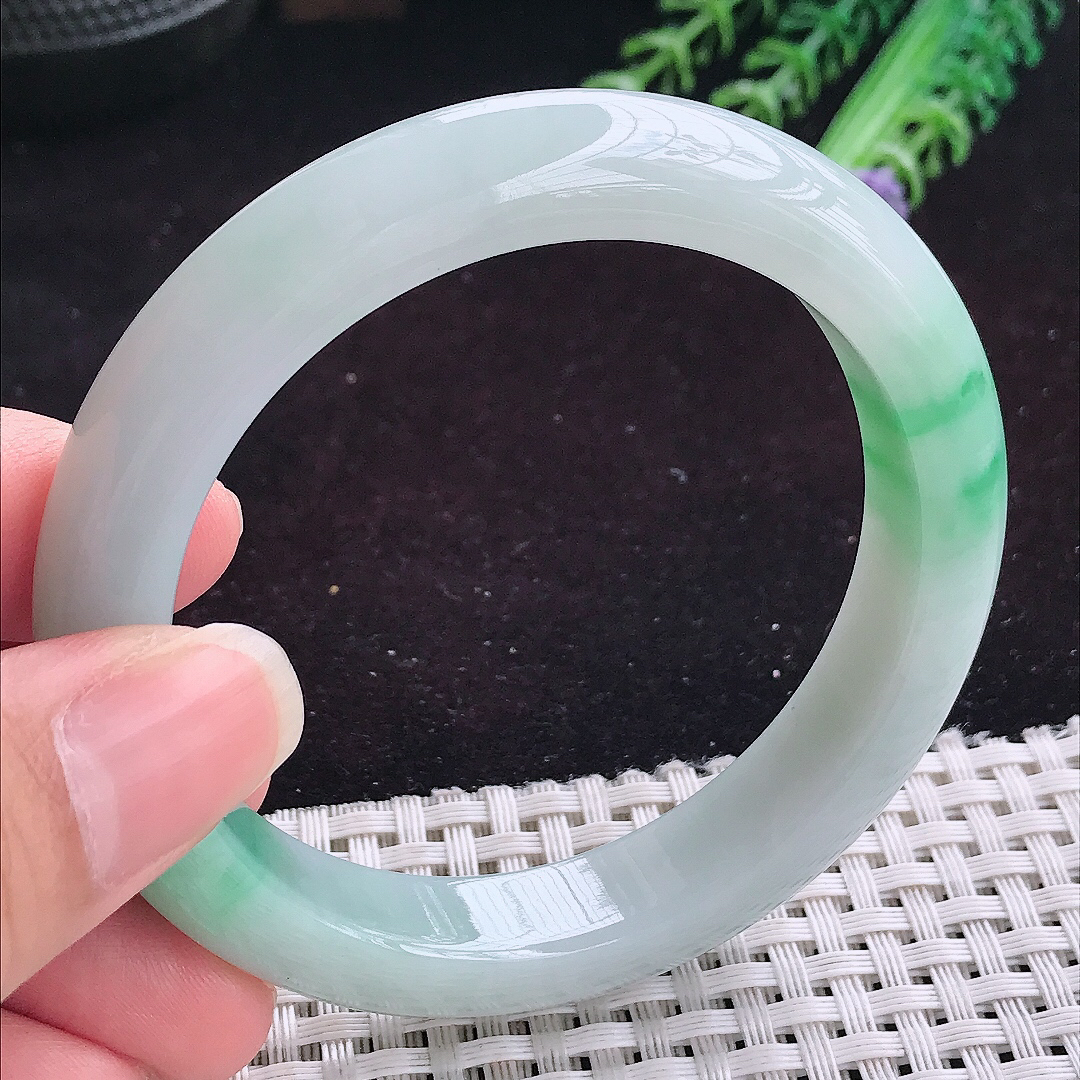 实拍A货翡翠56.8/11.9/8.8老坑精美问润飘阳绿手镯平安镯翡翠玉镯美人镯