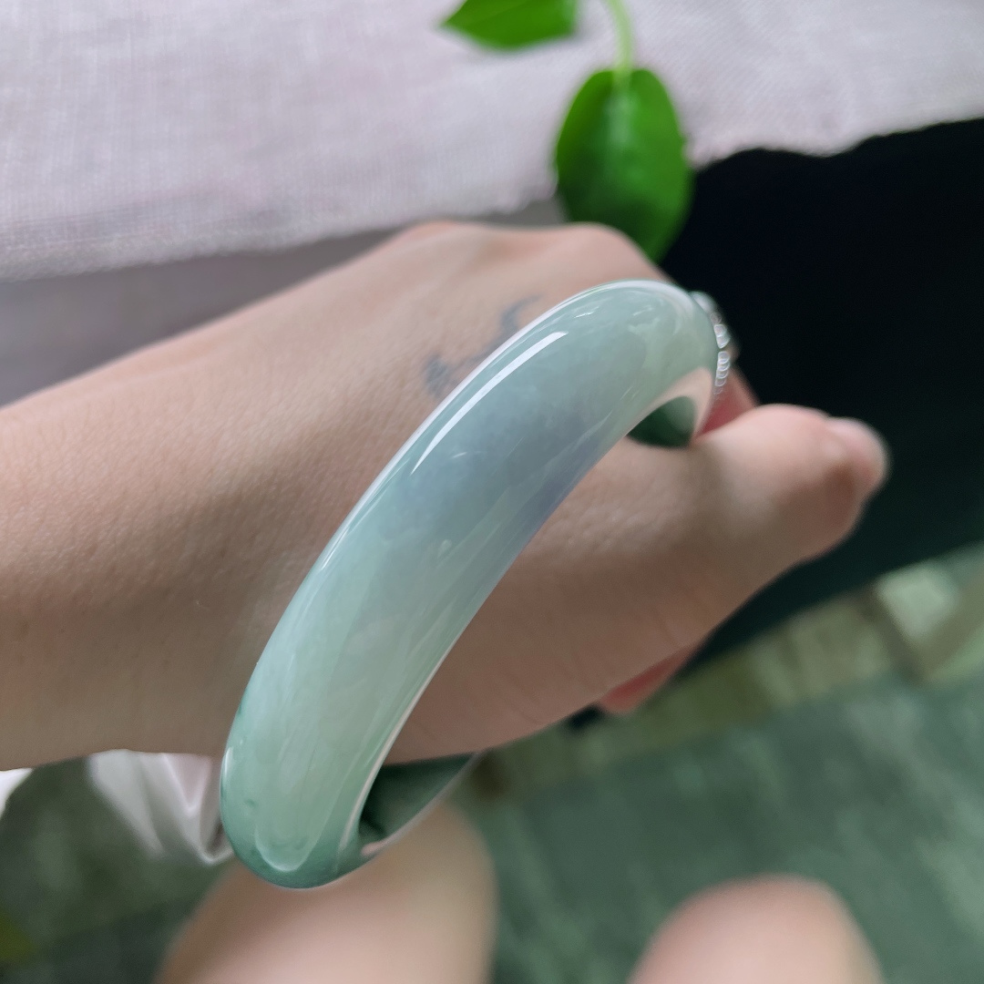 54.7/12.5/8.9飘花正圈，水头好，为原本平淡的生活增添了浓墨重彩的一笔，无裂，ss52413a