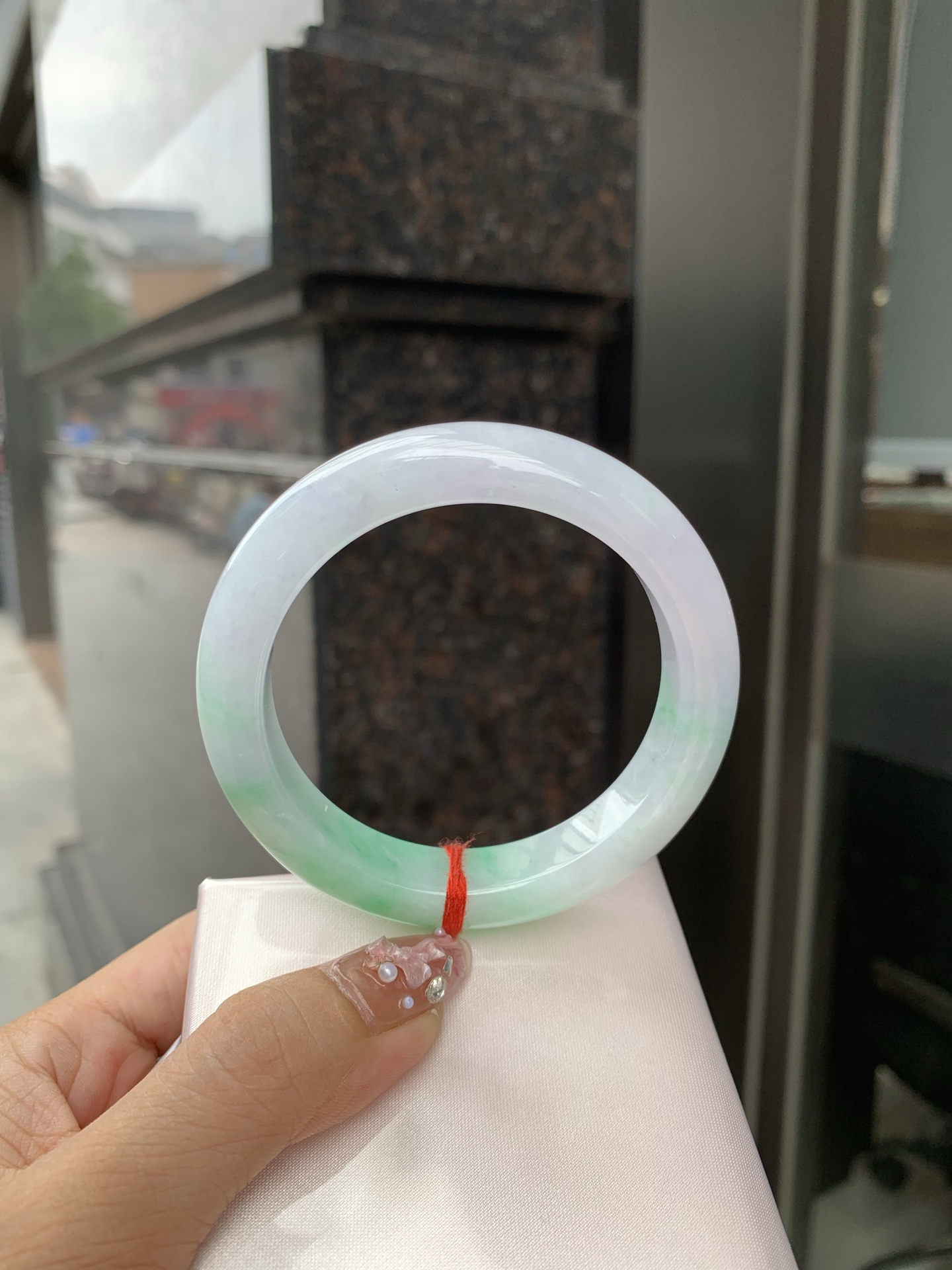 白底青正圈 56.3-9-11.7 0610-N929-2 打灯细纹，底妆水润，有淡淡紫底，半圈绿花点缀，镯色生香，腕间之美，水润中透着灵气，仙气缭绕，温婉可人，举手投足间皆是美好