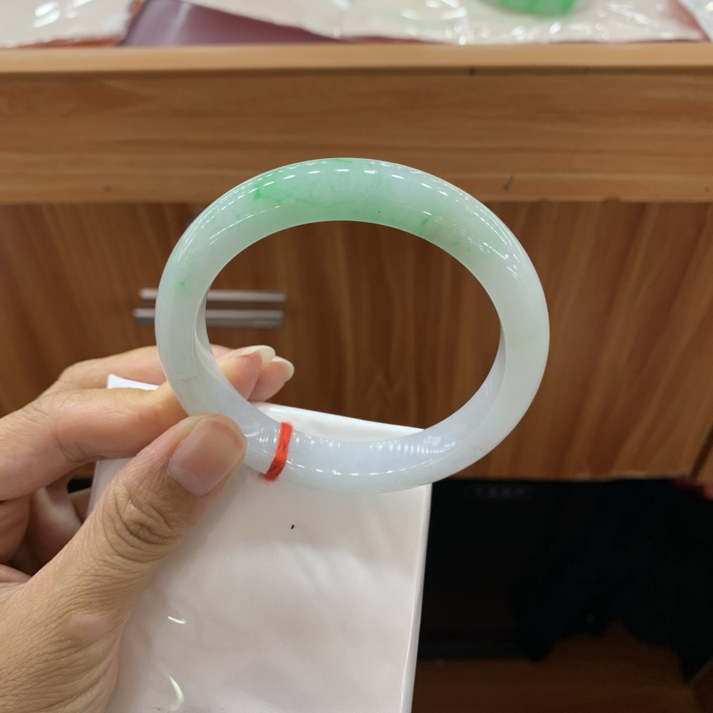 060902CZ 飘绿正圈翡翠手镯 58.2-11.8-8.5