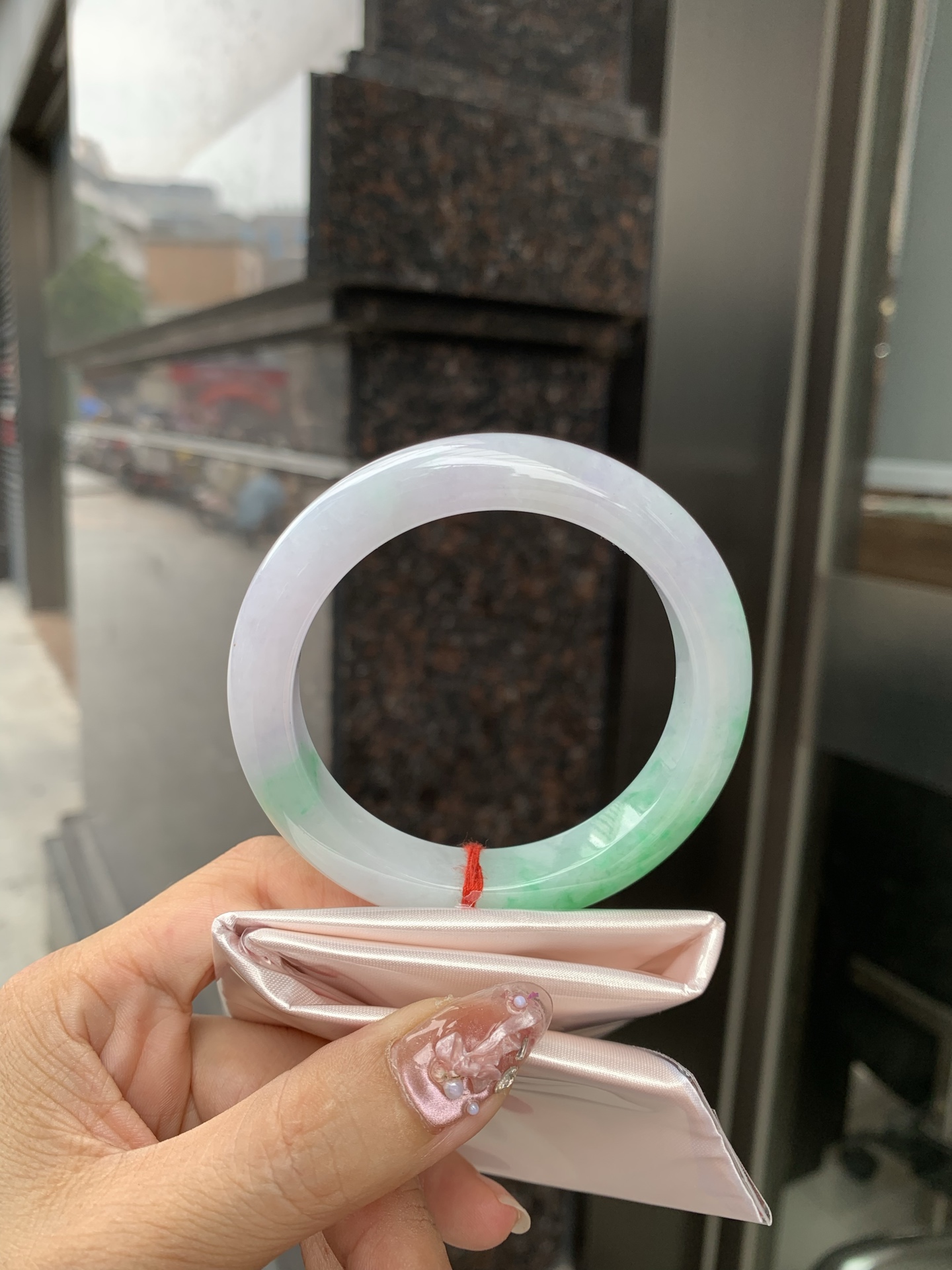 白底青正圈 56.3-9-11.7 0610-N929-2 打灯细纹，底妆水润，有淡淡紫底，半圈绿花点缀，镯色生香，腕间之美，水润中透着灵气，仙气缭绕，温婉可人，举手投足间皆是美好