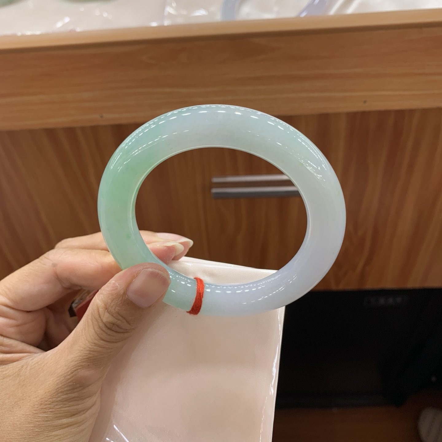 飘绿圆条翡翠手镯 58-12.2-12