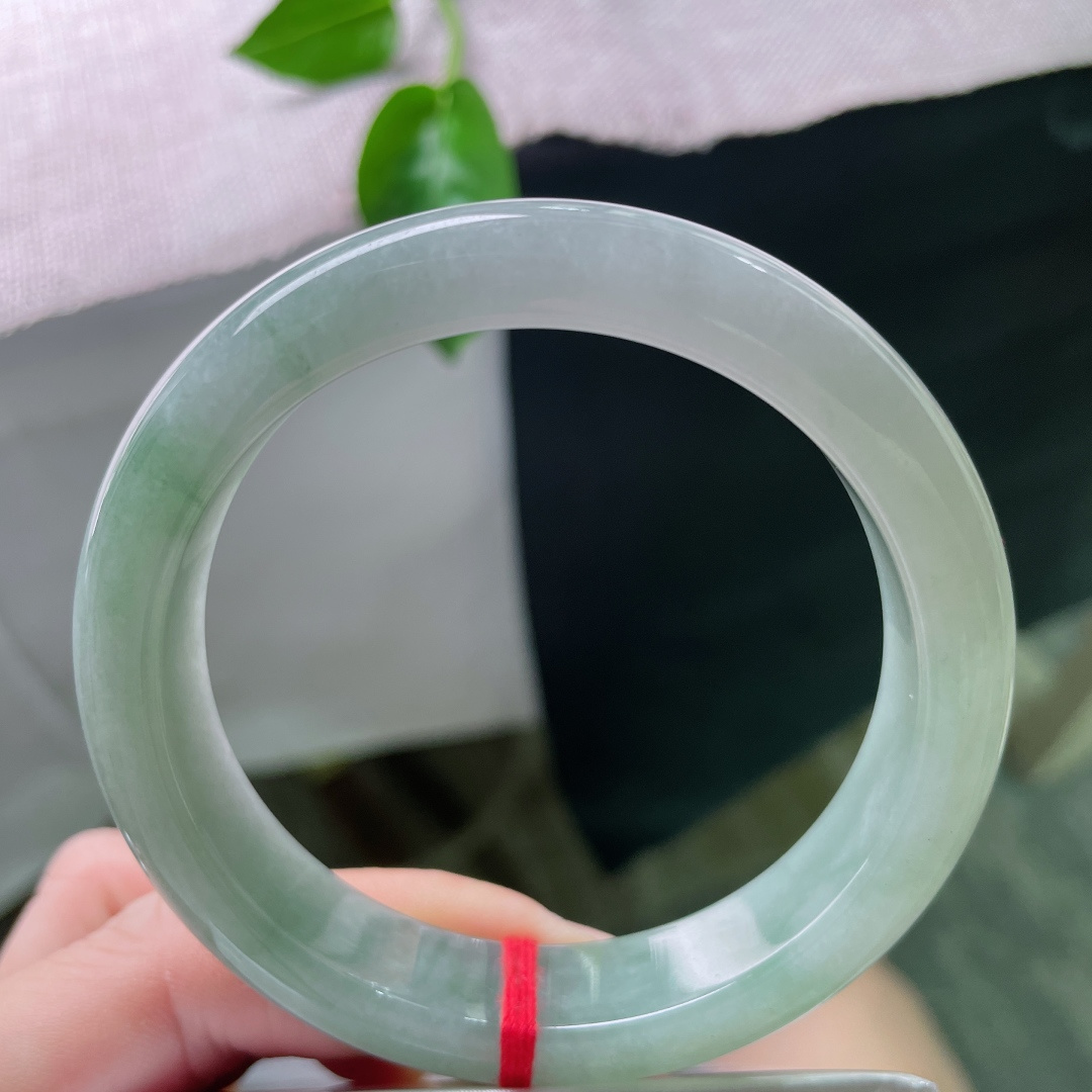 58.5/13/8.2，绿底正圈，水头好，丝丝缕缕飘花点缀，沉稳又不失庄重，无裂，ss54223a
