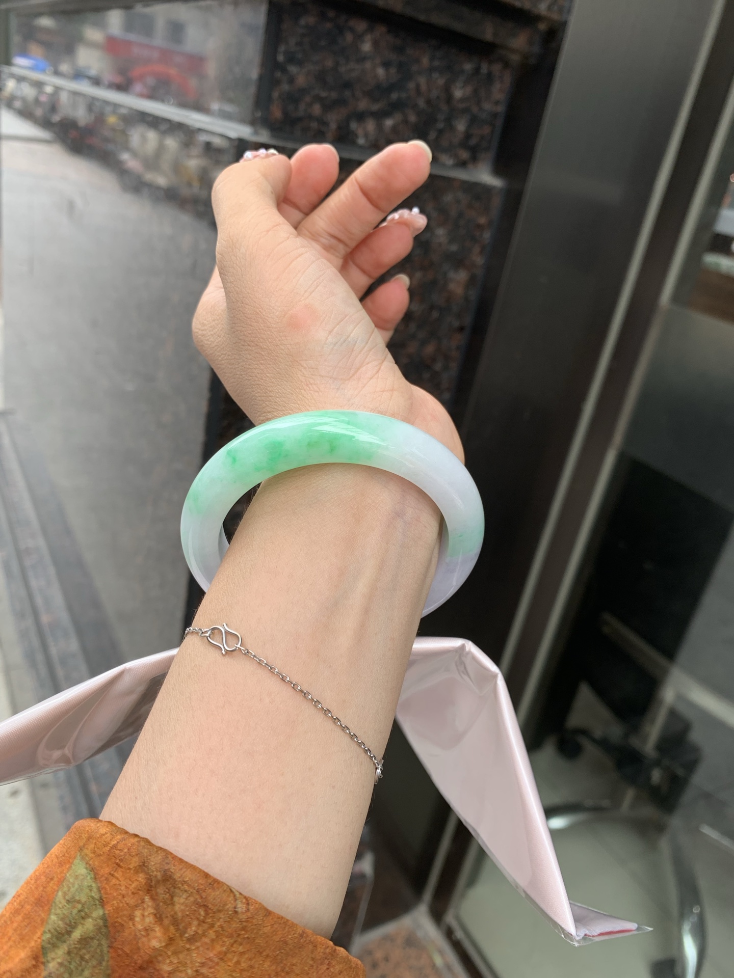 白底青正圈 56.3-9-11.7 0610-N929-2 打灯细纹，底妆水润，有淡淡紫底，半圈绿花点缀，镯色生香，腕间之美，水润中透着灵气，仙气缭绕，温婉可人，举手投足间皆是美好