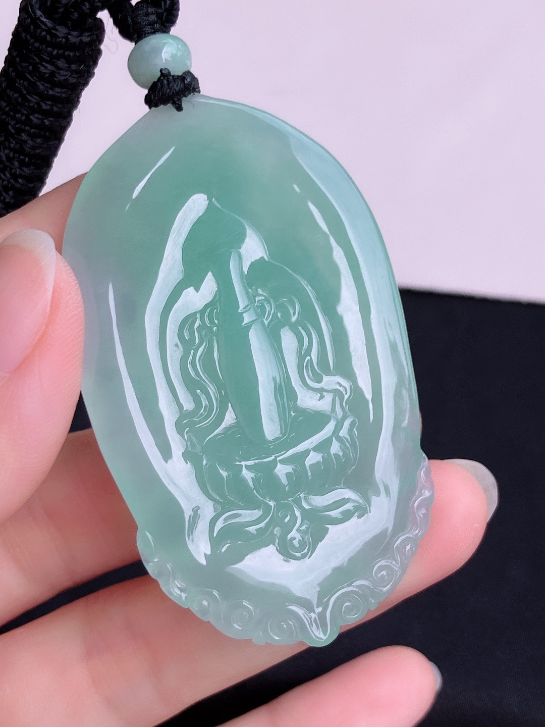 绿底大势至菩萨，晶莹剔透，尺寸62.2/37.6/9.3/自然光实拍