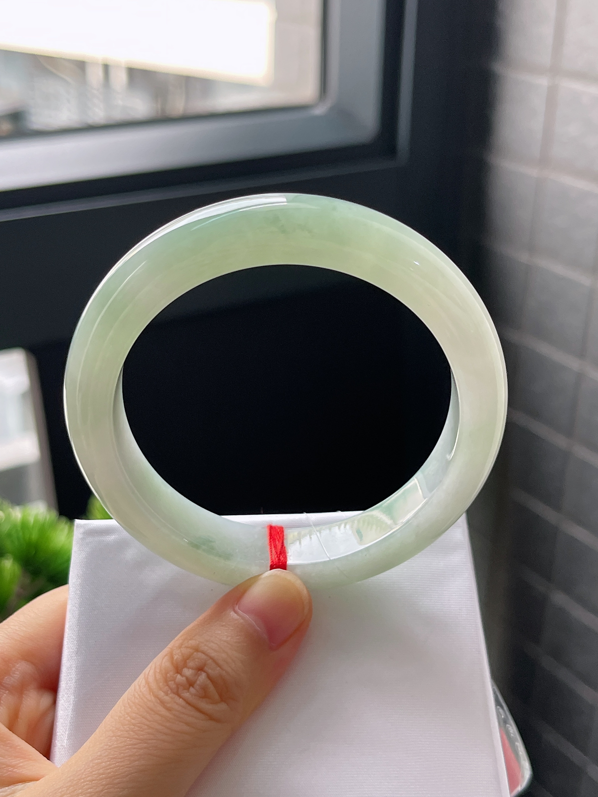 正圈57圈口，翡翠冰糯种淡绿色手镯