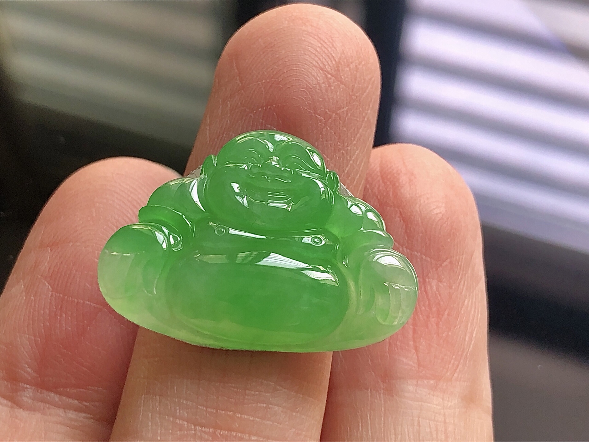 ️ 冰种阳绿佛公， 色泽艳阳，通透水润，玉质细腻，夺目迷人，雕工精湛，面相慈祥大气，品相，无裂，尺寸26.5*18.7*5