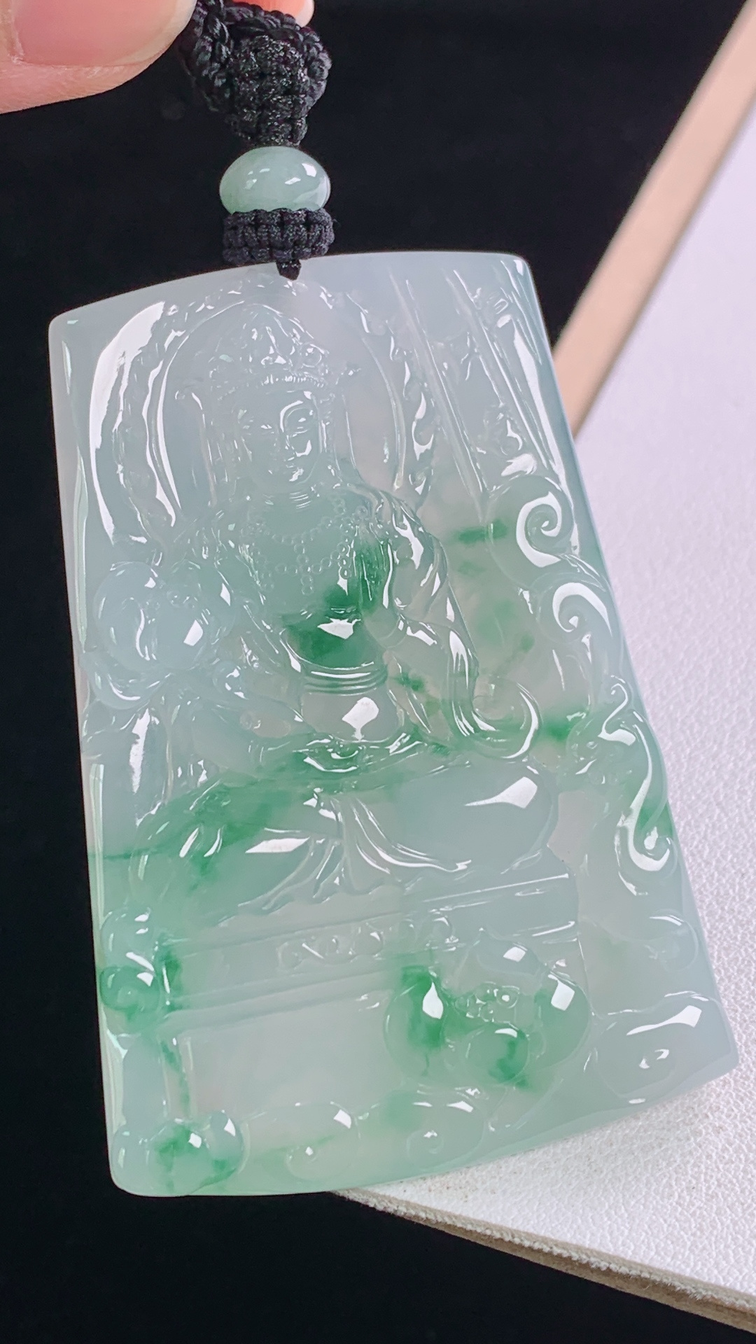 冰飘花大势至菩萨 花色灵动，水润细腻，无裂 尺寸:60.3-41.6-5.5mm