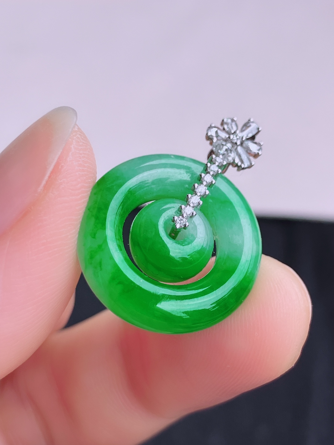 阳绿平安扣，色美清爽，尺寸26/19.3/5/自然光实拍