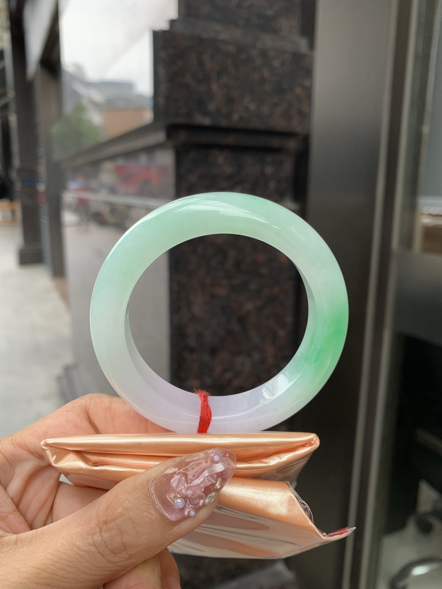 春彩正圈 51.7-9.4-12.1 0610-37054 打灯细纹，一抹阳绿花碰上梦幻般的春，像是融化了的春天，所有的美好交织在一起，让人心生宁静而淡淡的欢喜。