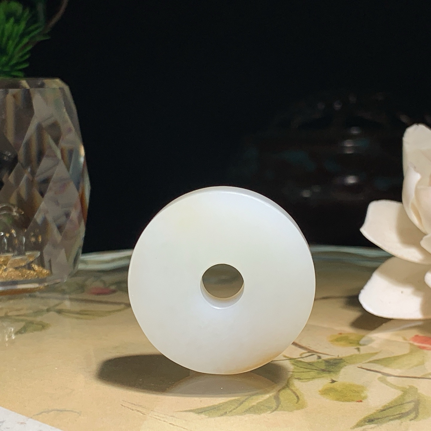 新疆和田玉且末糖平安扣挂件！尺寸30/7重13.8克。玉质细腻油润。手推出油。佩戴高端典雅。lt260610