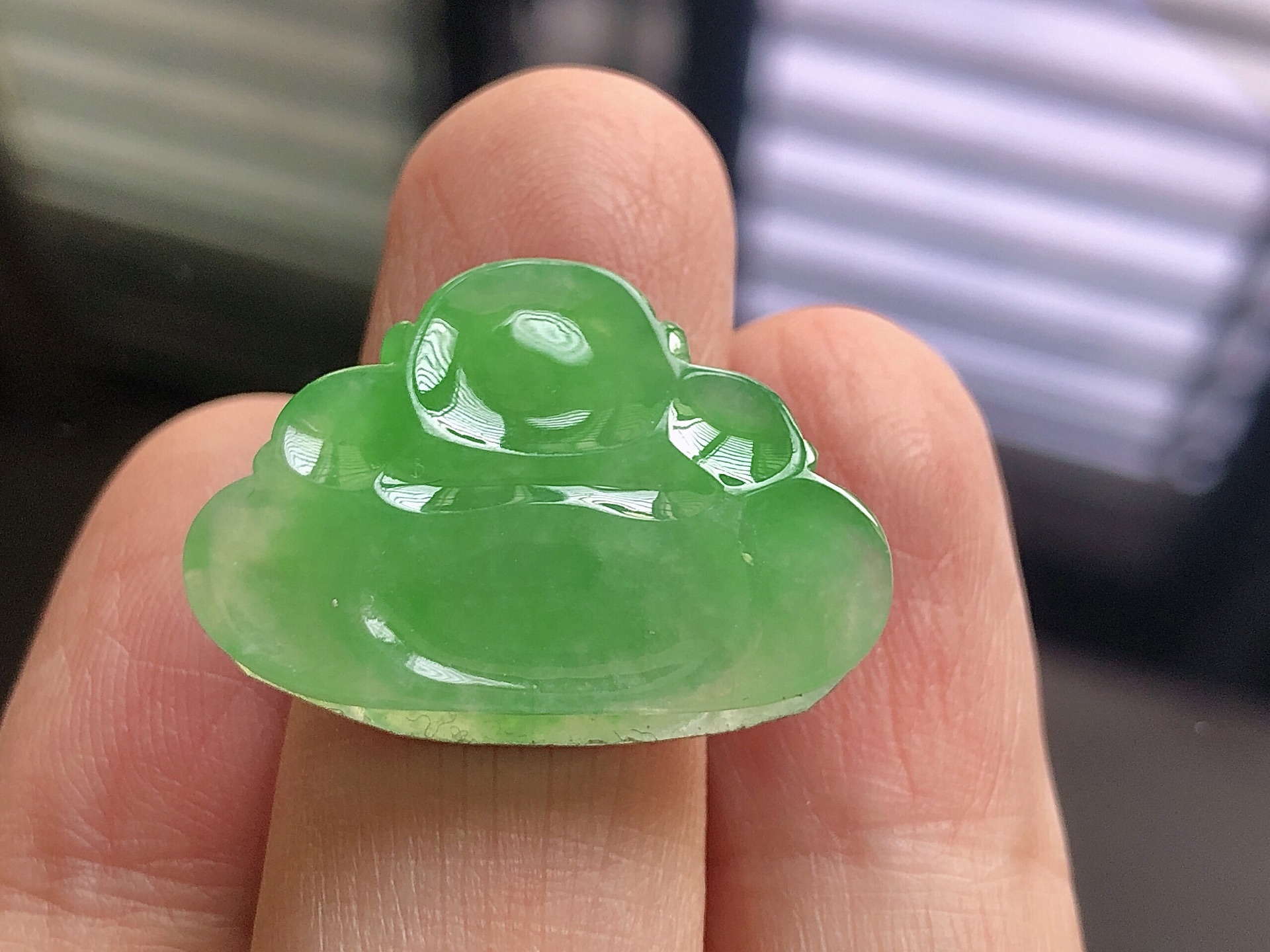️ 冰种阳绿佛公， 色泽艳阳，通透水润，玉质细腻，夺目迷人，雕工精湛，面相慈祥大气，品相，无裂，尺寸26.5*18.7*5