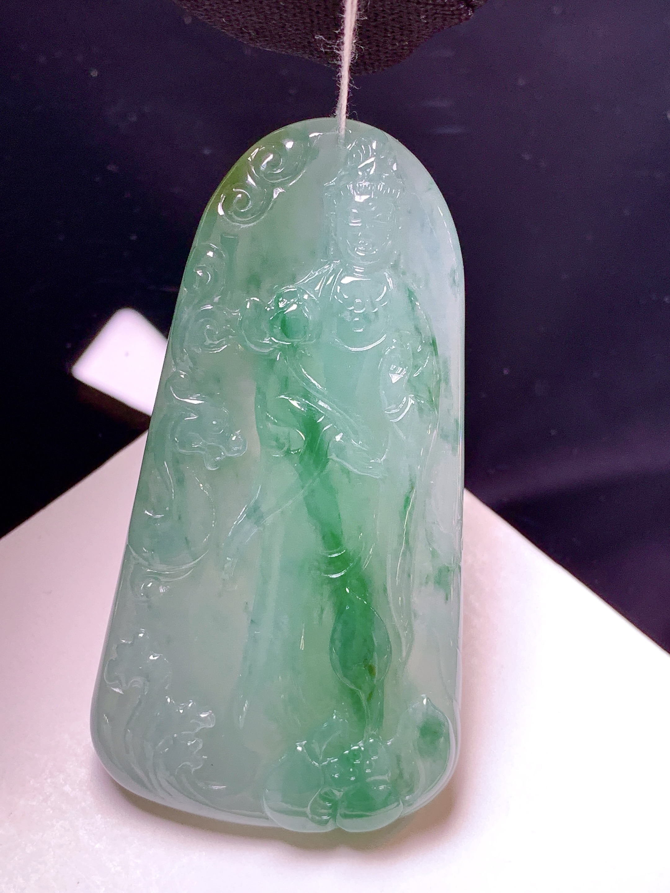 飘绿观音菩萨吊坠 玉质细腻 色泽艳丽清新 整体尺寸64*36*10.6 d1