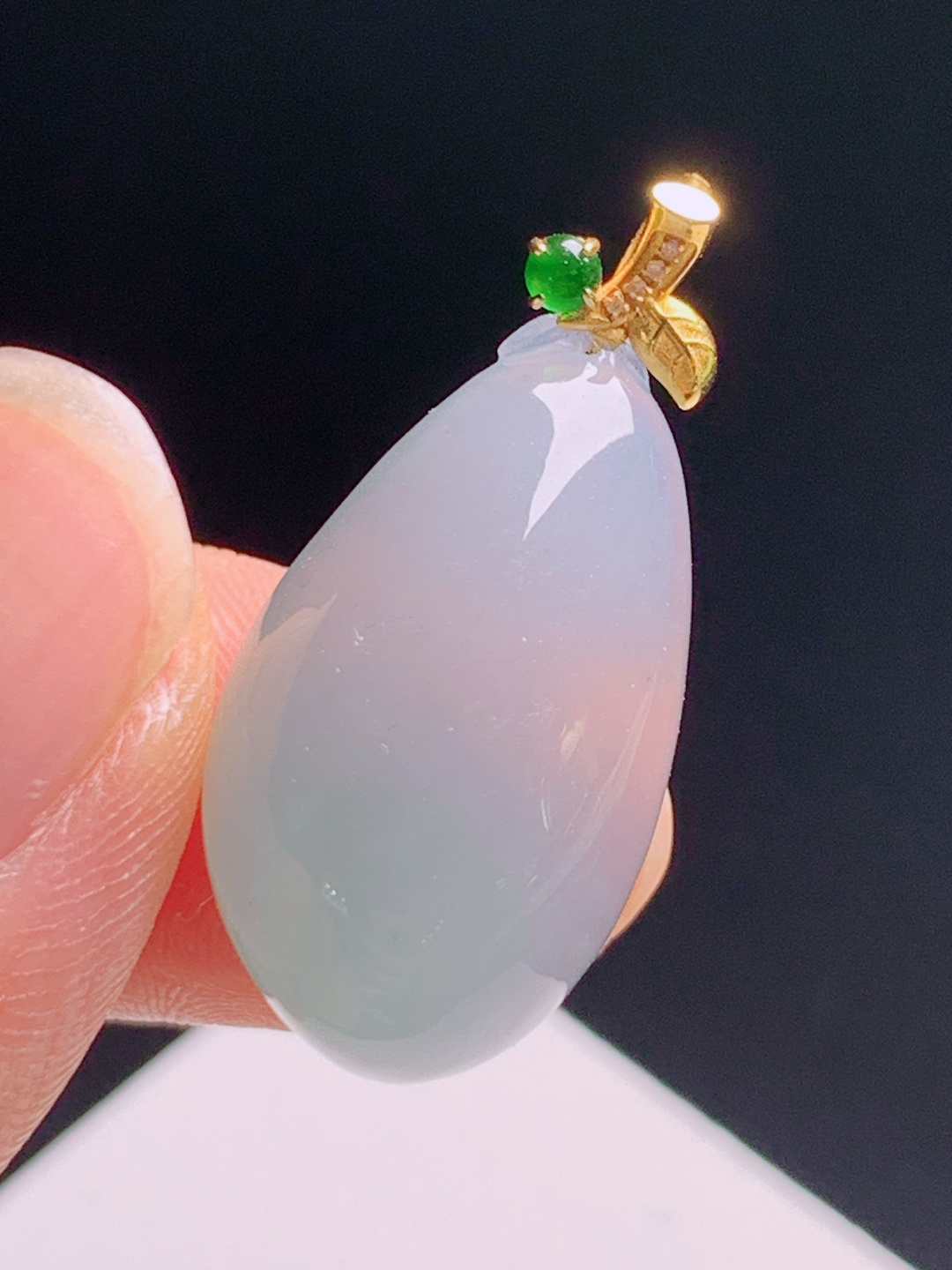冰飘绿福瓜吊坠，冰润通透胶感饱满，18K金镶阳绿扣头福气满满 裸石22.6-13.5-8.3 整体28.5 530608