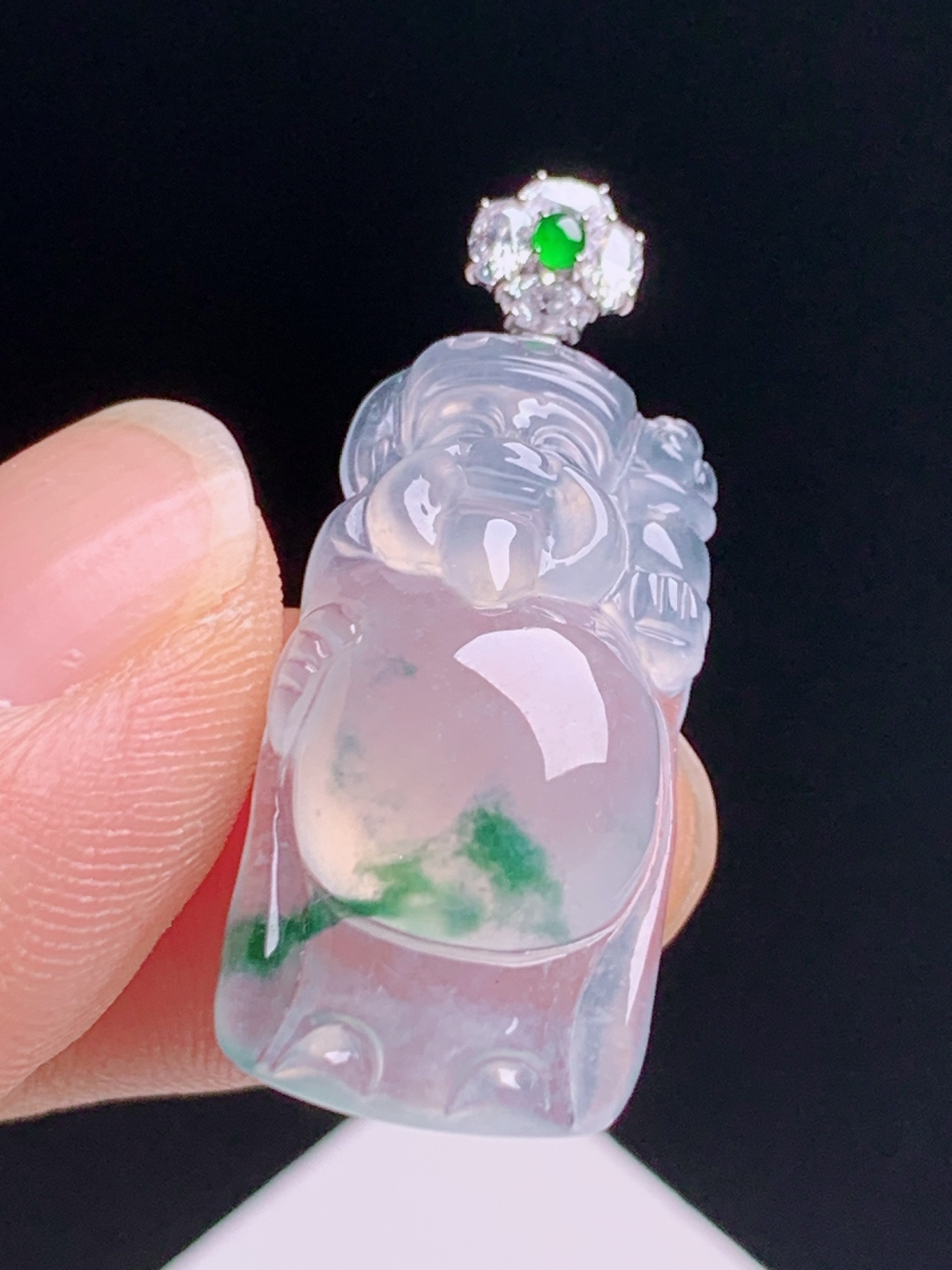 冰种飘花财神吊坠，冰透莹润飘花灵动，雕工精细镶阳绿顶珠招财纳福
