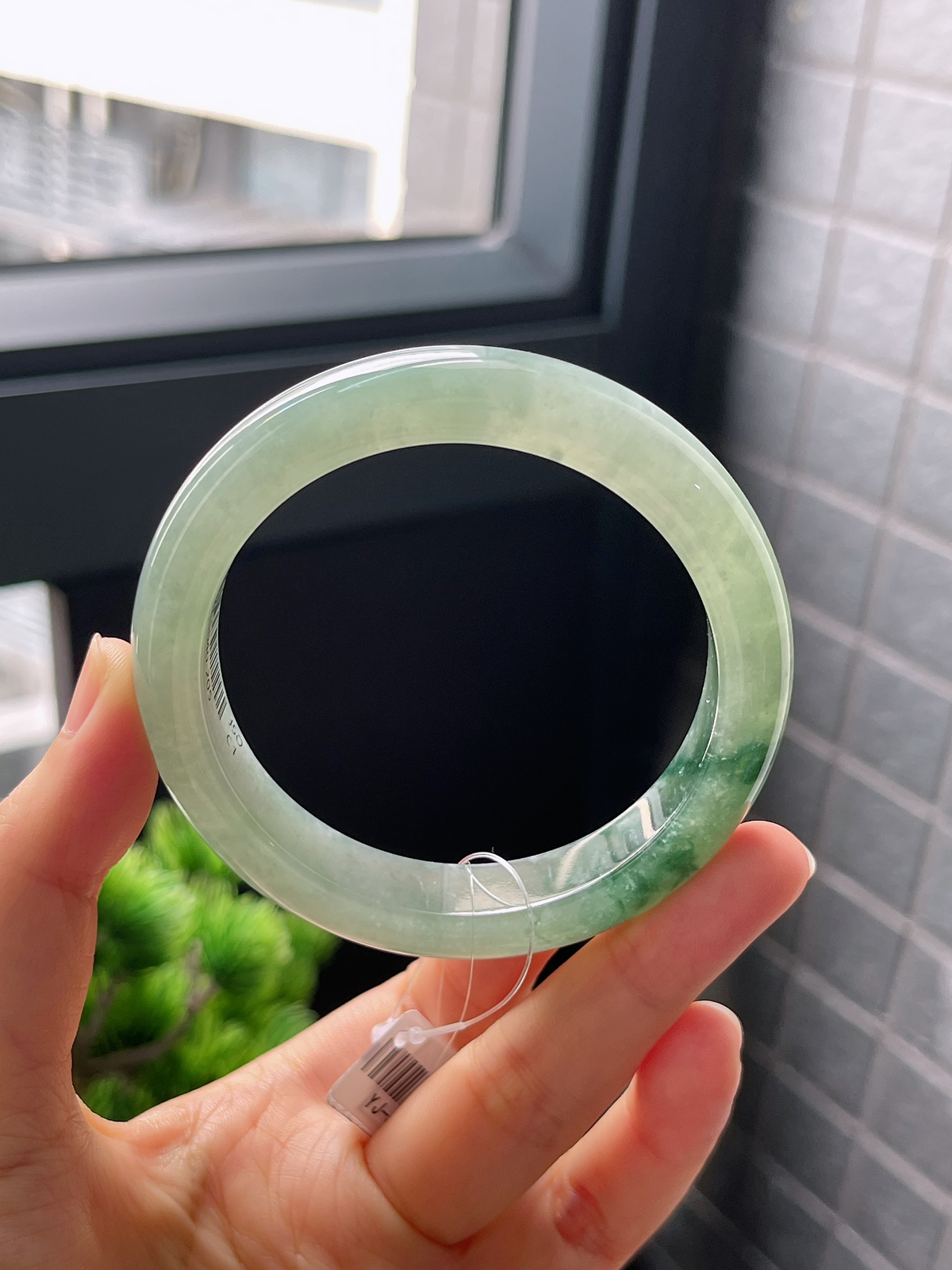 正圈56圈口，翡翠冰糯种飘绿手镯