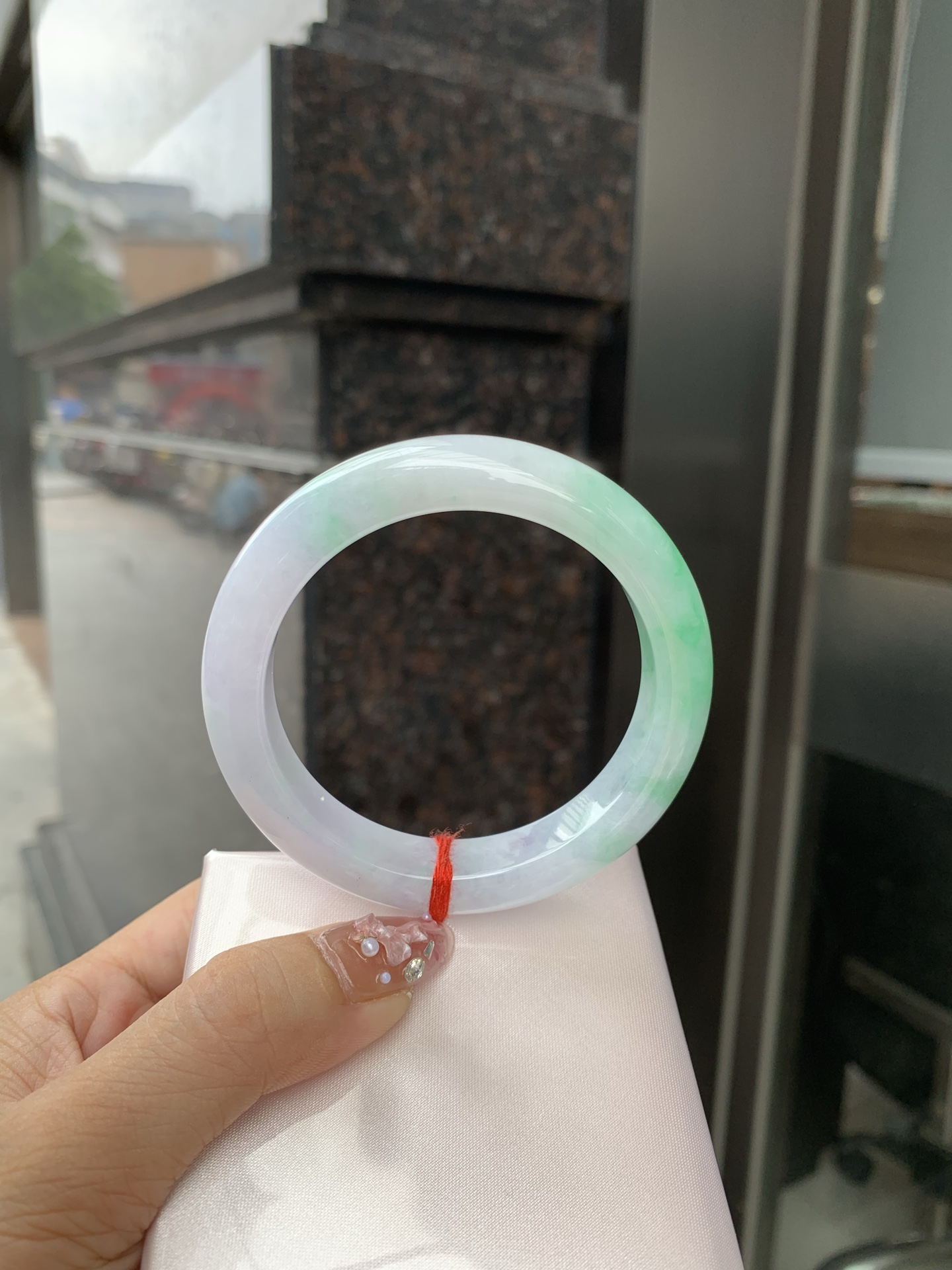 白底青正圈 56.3-9-11.7 0610-N929-2 打灯细纹，底妆水润，有淡淡紫底，半圈绿花点缀，镯色生香，腕间之美，水润中透着灵气，仙气缭绕，温婉可人，举手投足间皆是美好