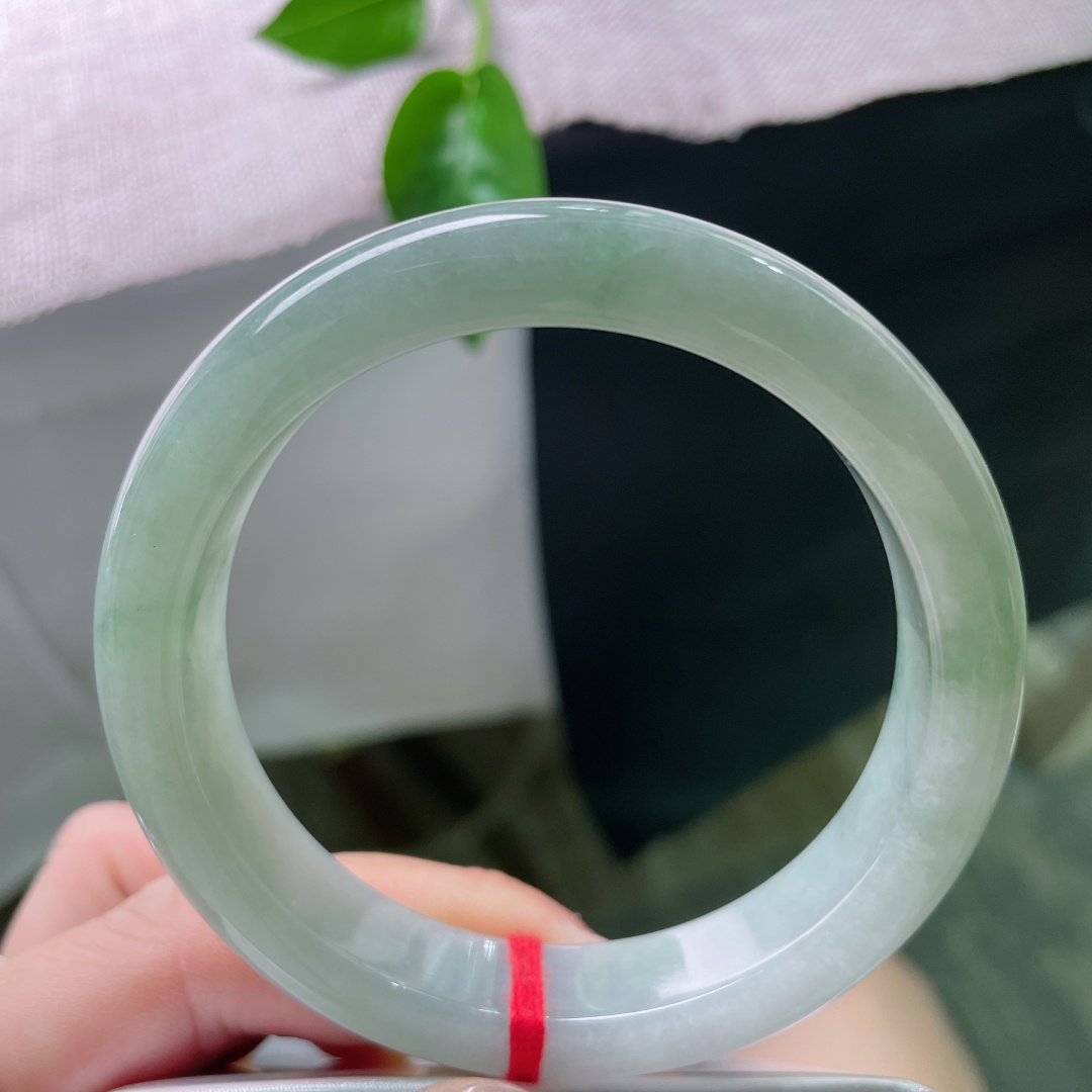 58.5/13/8.2，绿底正圈，水头好，丝丝缕缕飘花点缀，沉稳又不失庄重，无裂，ss54223a