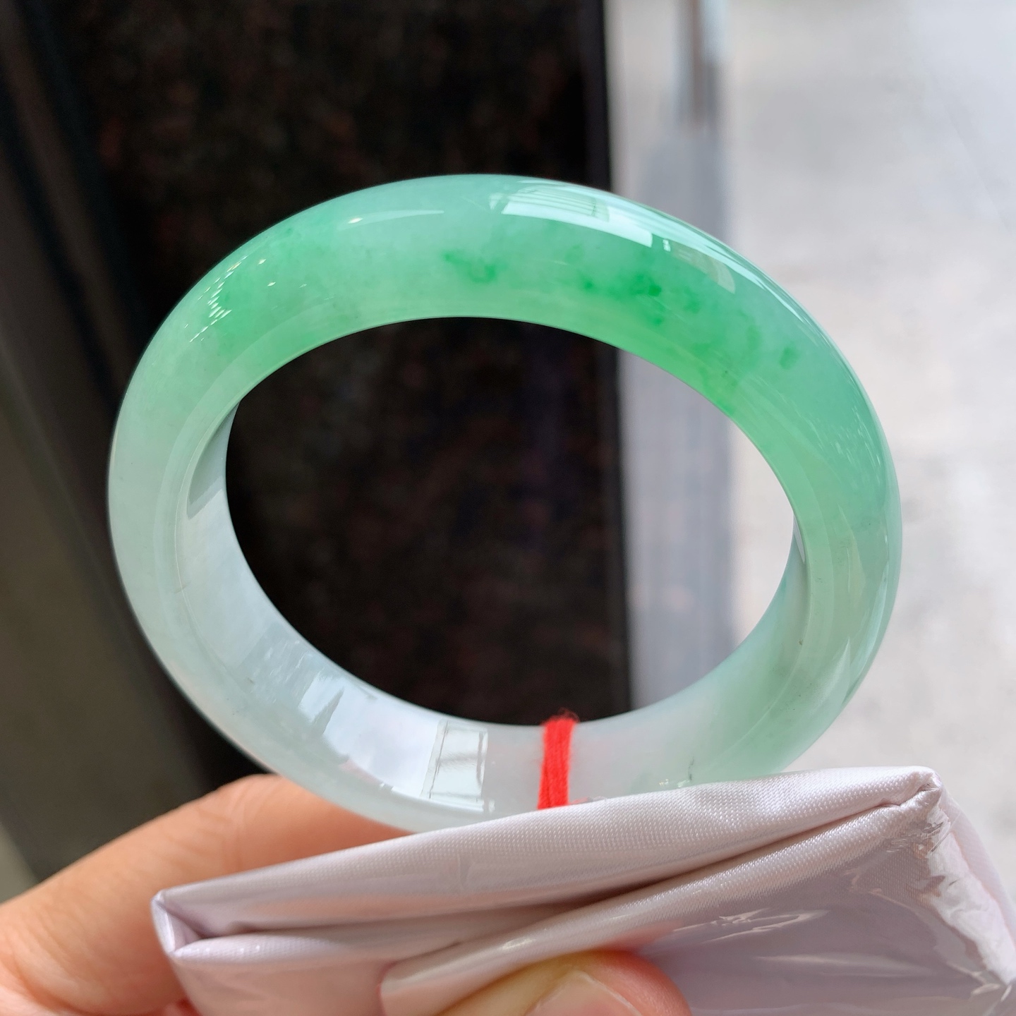 正圈冰飘绿 无裂 尺寸：52/13/8.2 种色俱佳