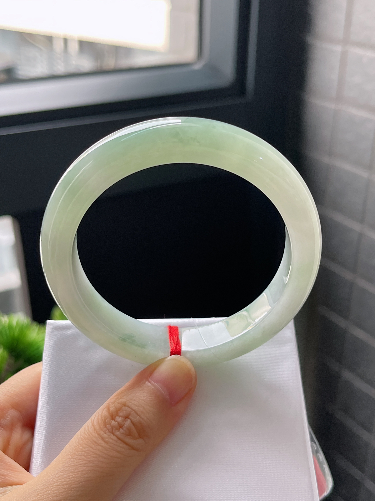 正圈57圈口，翡翠冰糯种淡绿色手镯